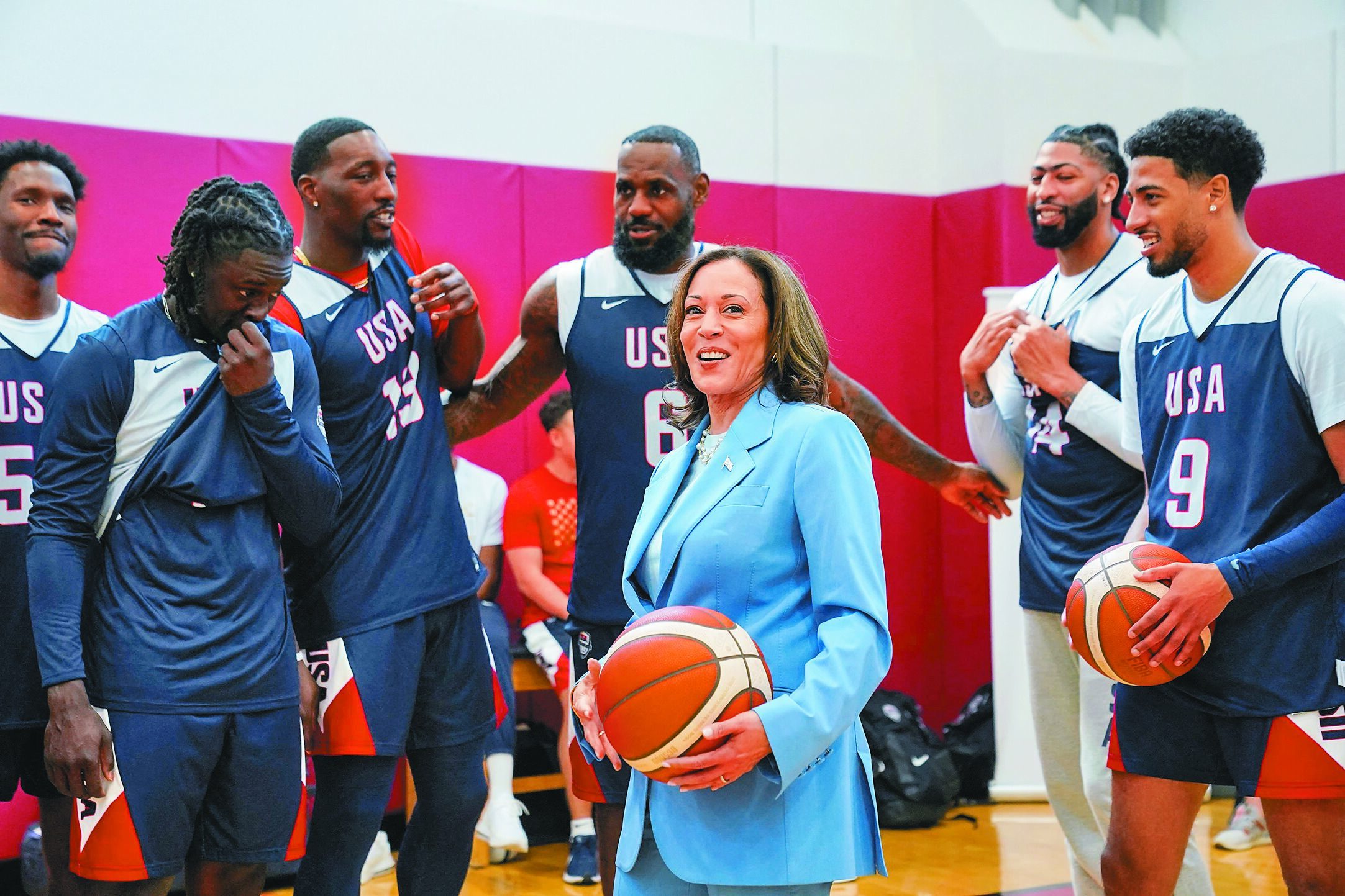 NBA超級巨星詹姆斯(後排右二)在社群媒體X發文,宣布支持賀錦麗。(路透) image