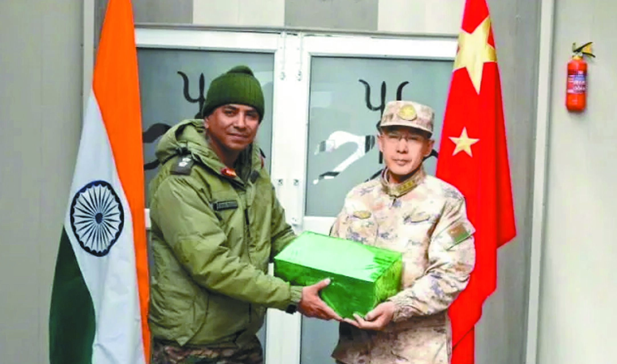 中印軍隊10月31日在邊境交換糖果等禮物並合照。(摘自微博) image