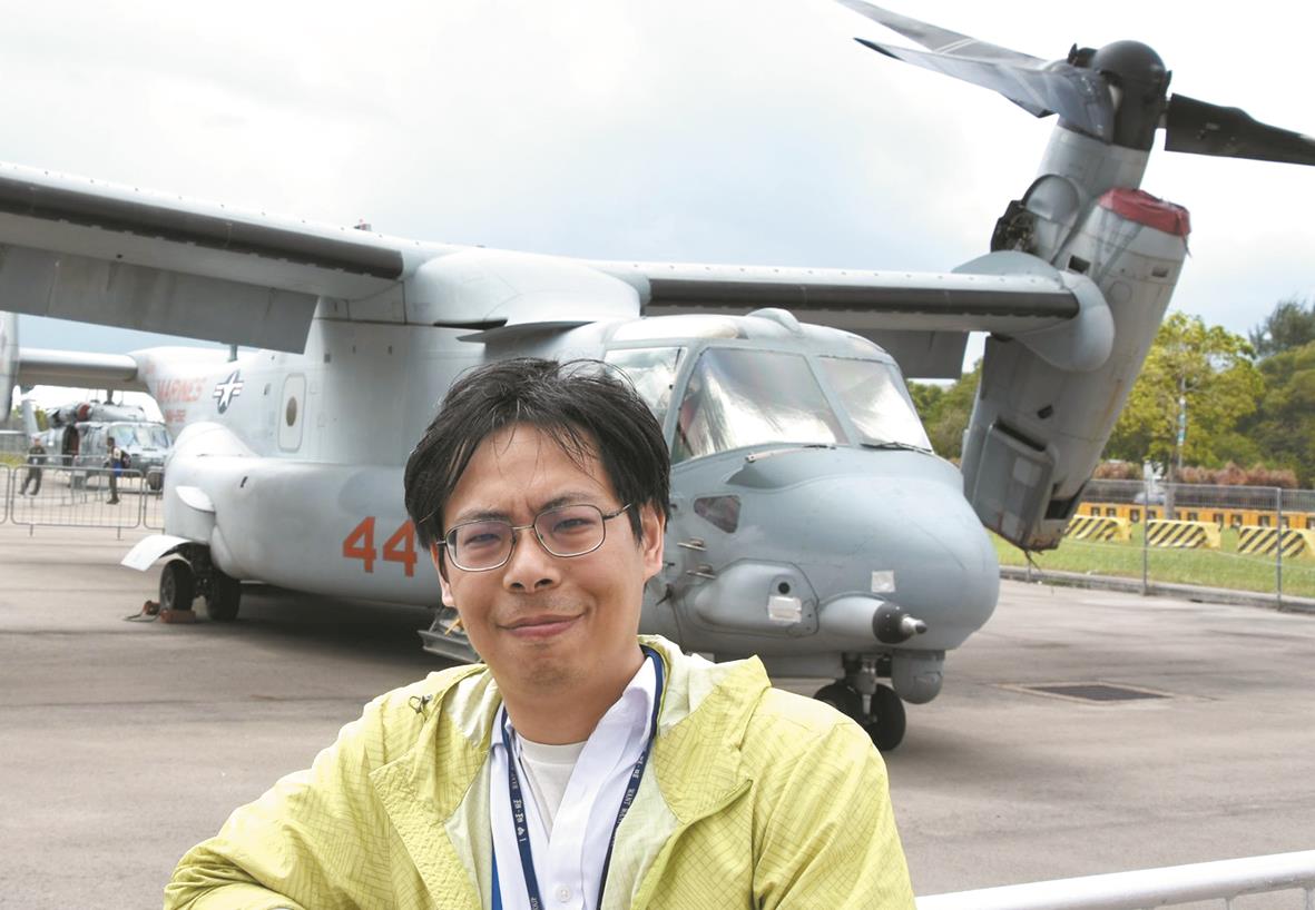 江飛宇小檔案
曾走訪過新加坡航展與珠海航展,雖熱愛軍事,但並不好戰,「武器是工業藝術品,最美好的武器,就是不使用的模樣」 江飛宇小檔案
曾走訪過新加坡航展與珠海航展,雖熱愛軍事,但並不好戰,「武器是工業藝術品,最美好的武器,就是不使用的模樣」