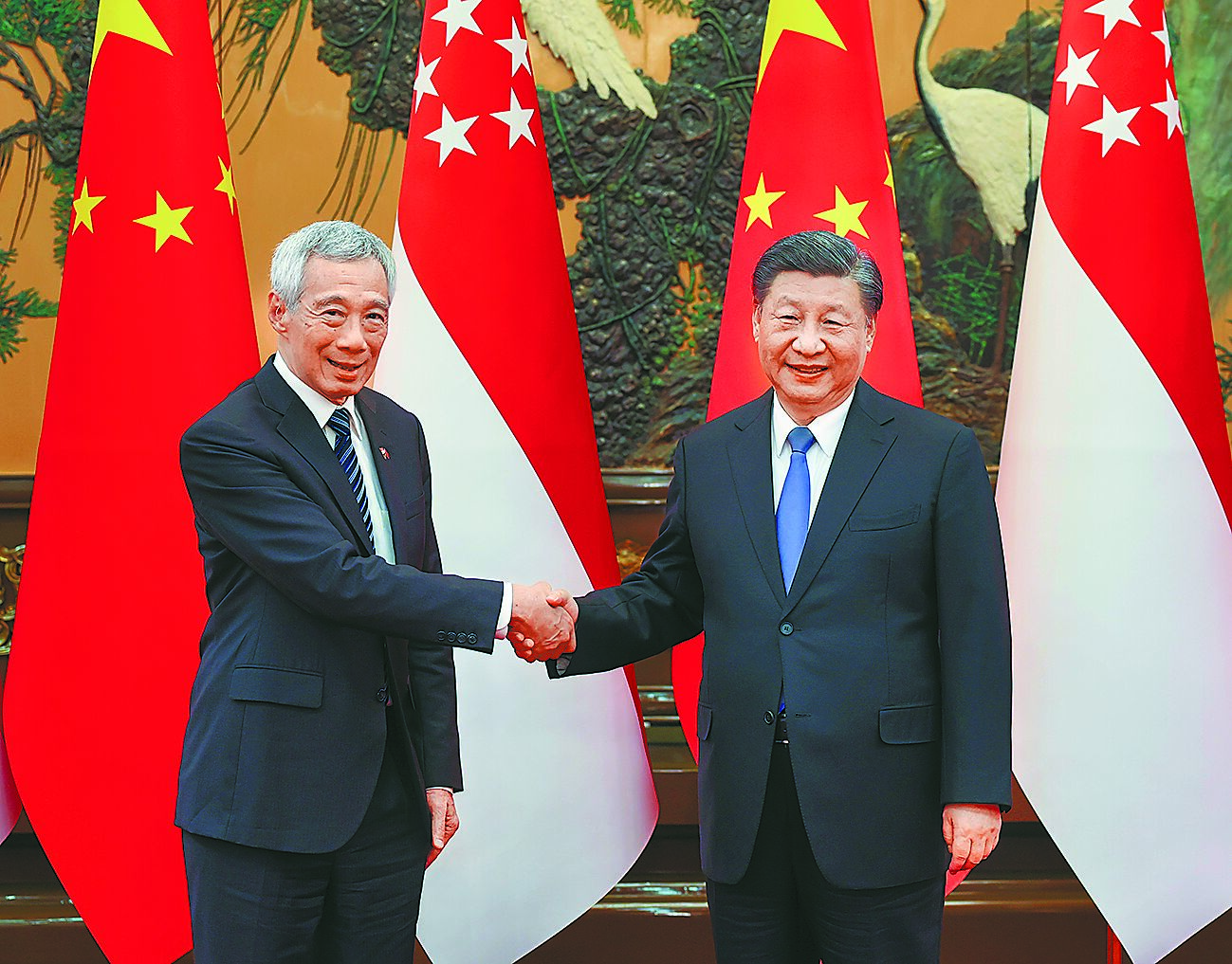 新加坡國務資政李顯龍(左)訪問中國,25日表示對大陸未來有信心。圖為去年3月,中國國家主席習近平會見時任新加坡總理李顯龍。(新華社) image