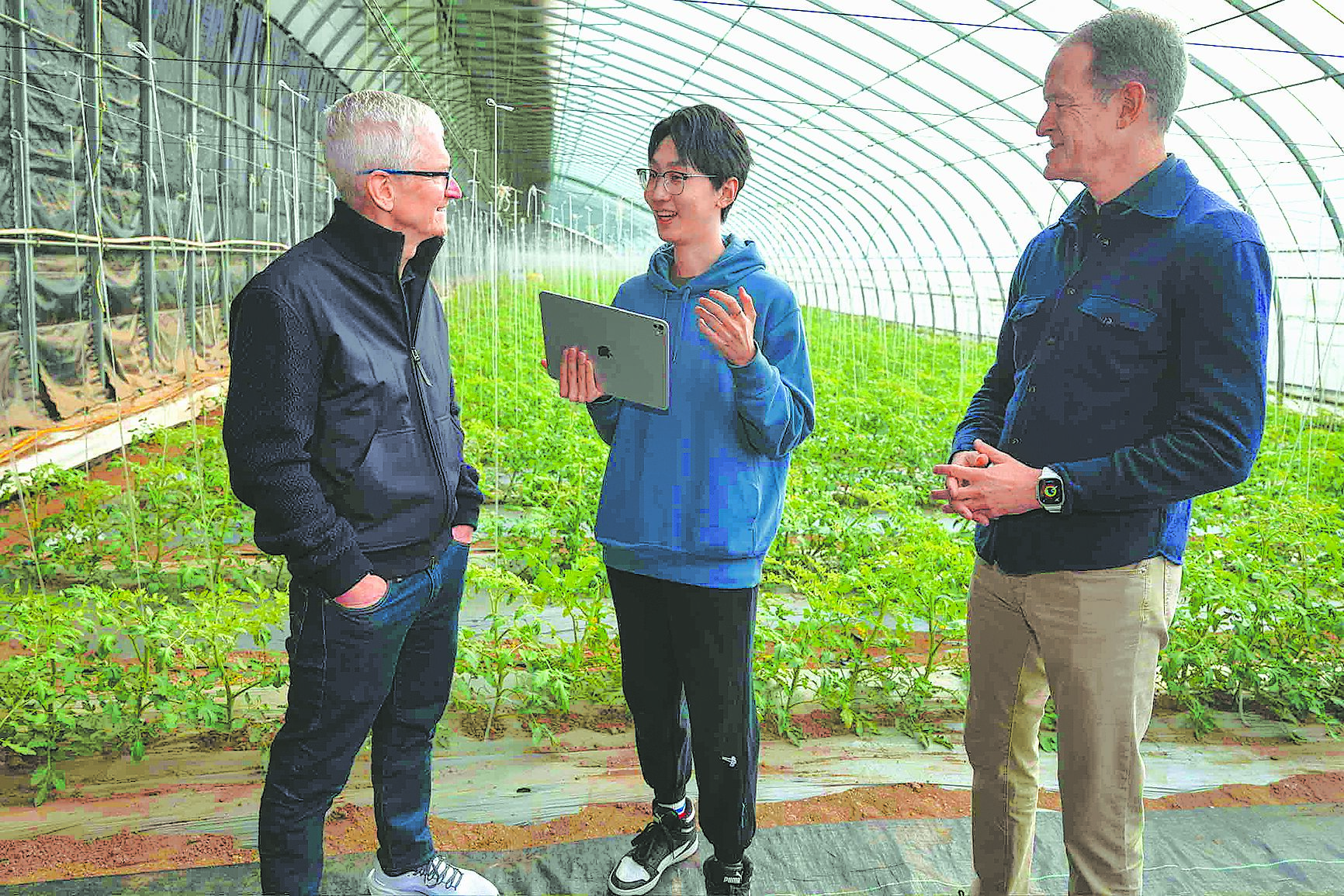 美國蘋果公司執行長庫克25日現身北京鏈博會現場時表明,非常重視蘋果在大陸的合作夥伴。圖為庫克(左)今年10月下旬參觀北京順義區有機農場。(新華社) image