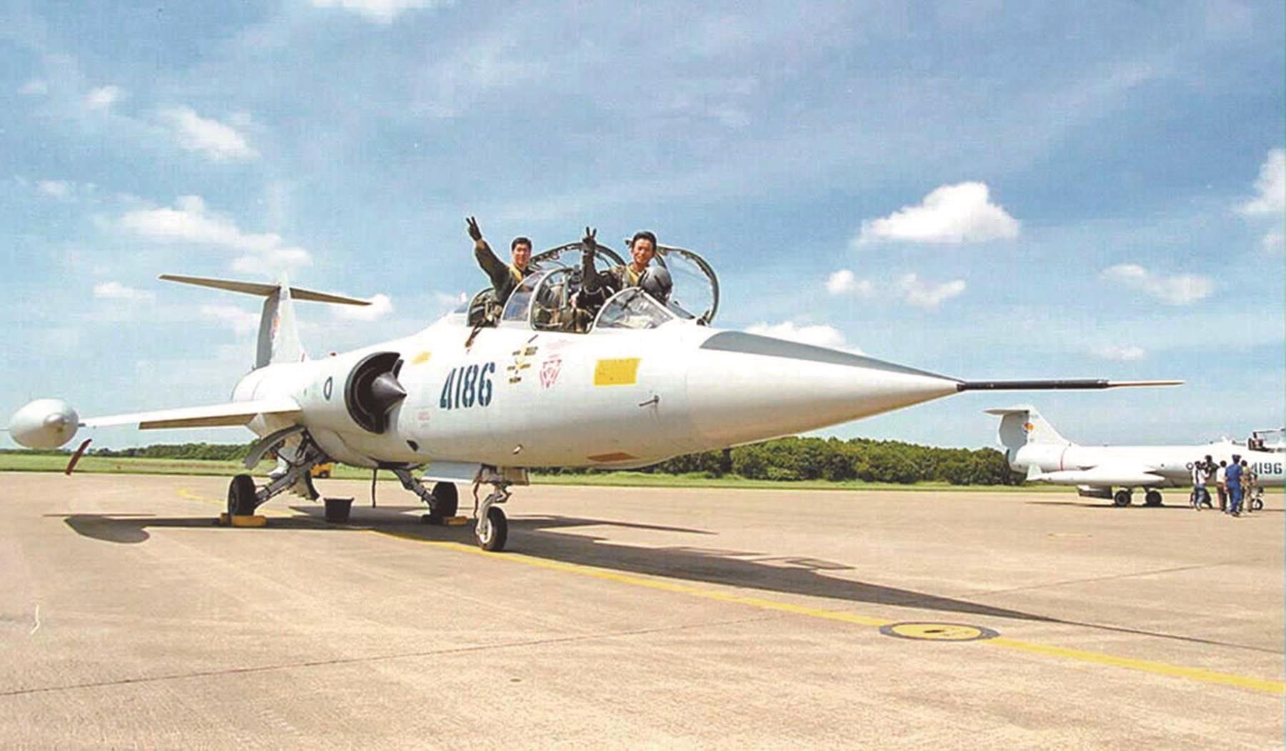 1998年全世界最後一批F104戰機降落在台中清泉崗基地,正式除役。(本報資料照片) image