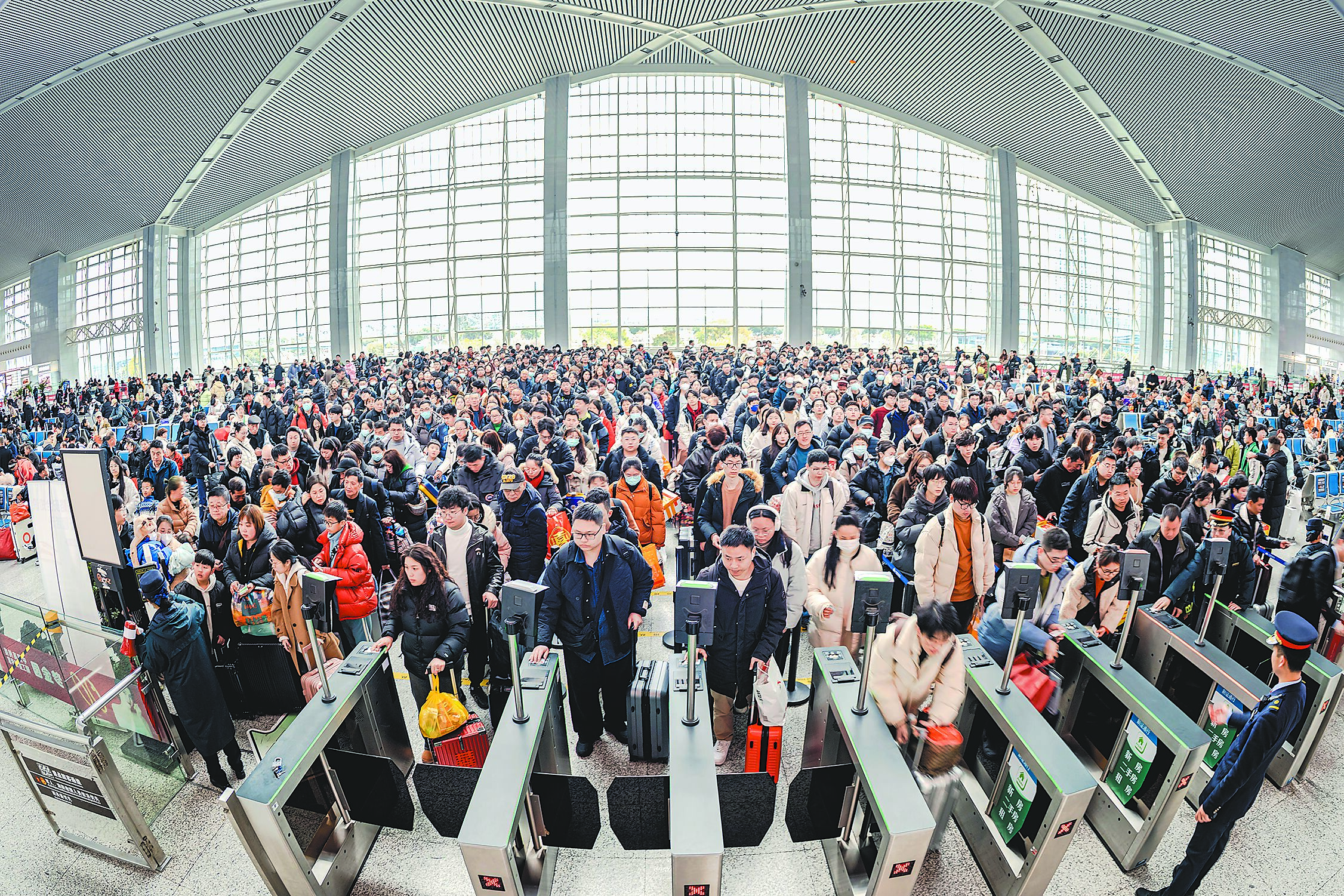 2025年大陸春運預估客流量將創歷史新高,達90億人次。圖為2024年浙江溫州南站春運人潮。(新華社) image