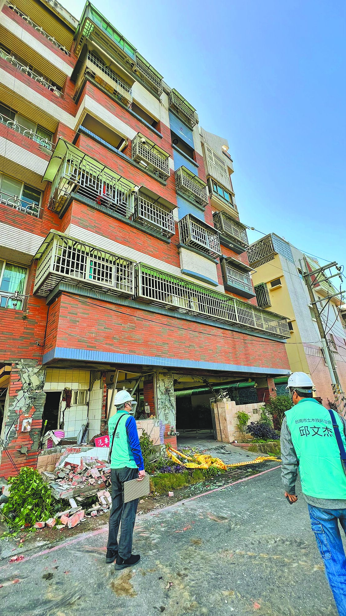 0121嘉義大埔地震,造成台南市玉井區仁愛街6層樓的「文化大廈」震損,災後一早台南市政府委託結構技師團隊到場勘查。(張毓翎攝) 0121嘉義大埔地震,造成台南市玉井區仁愛街6層樓的「文化大廈」震損,災後一早台南市政府委託結構技師團隊到場勘查。(張毓翎攝)