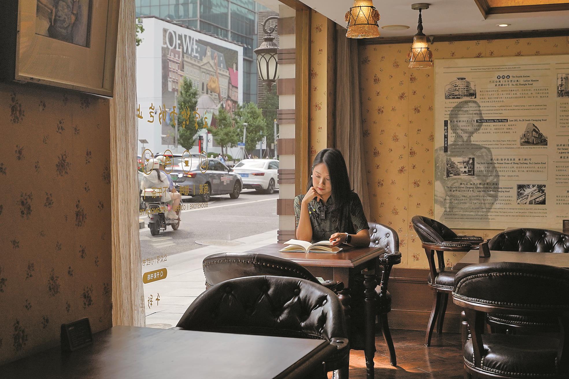 上海常德公寓1樓的「千彩書坊」為張愛玲主題咖啡館,常見粉絲穿著旗袍造訪,用一杯咖啡和一本小說,追憶這位時代女作家。(林洛安攝) image