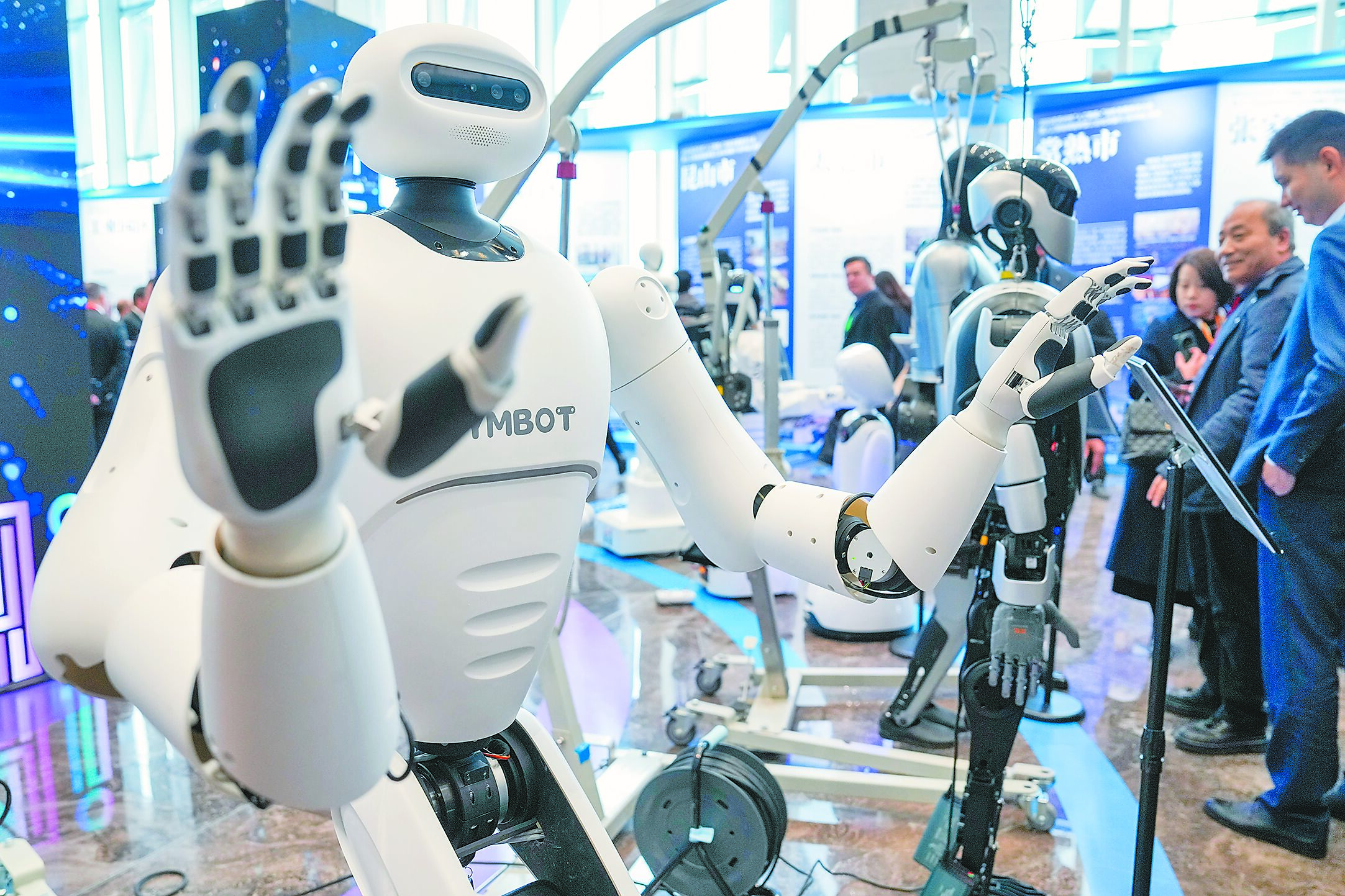 2025年蘇州市「人工智能+」創新發展推進大會暨人工智能賦能新型工業化深度行(蘇州站)活動14日舉行,現場展出人形機器人。(新華社) image