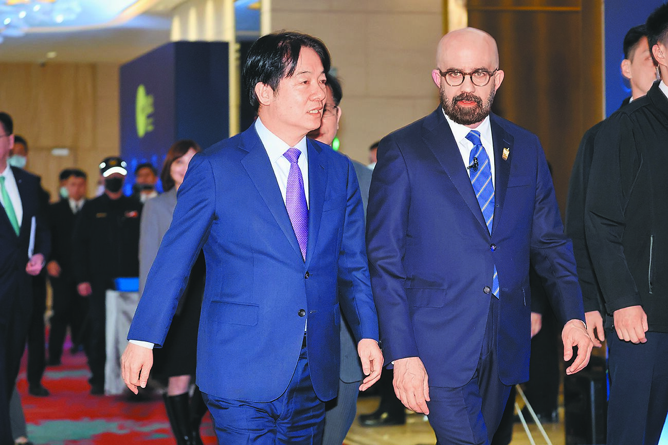 前烏克蘭國會議員霍普科21日強調烏克蘭人不反對選舉,但憂親俄政權上台。圖為哈利法克斯論壇主席范普拉(右)迎接賴清德總統入場。(本報資料照片) image
