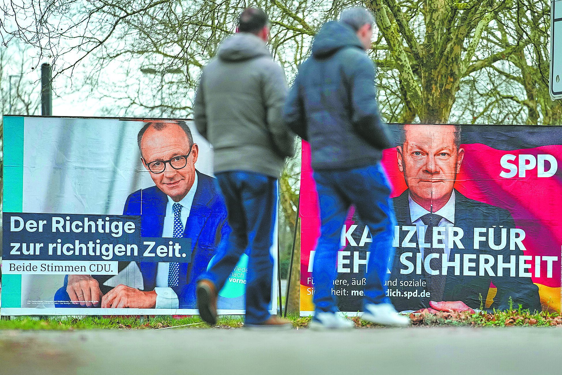 基督教民主黨(CDU)候選人梅爾茨(左)和德國社民黨的現任總理蕭茲(右),在德國杜塞爾多夫街頭的選舉海報。(美聯社) image