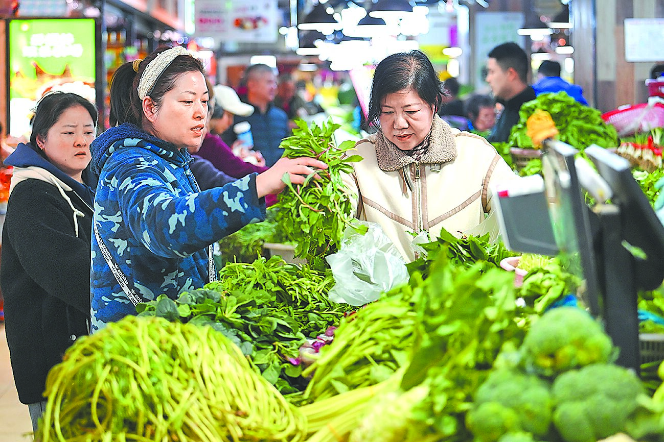 大陸2月天氣有利鮮菜生長運輸導致價格年減12.6%,食品價跌成為2月CPI轉負的最重要影響因素。圖為南京某菜市場。(中新社) image