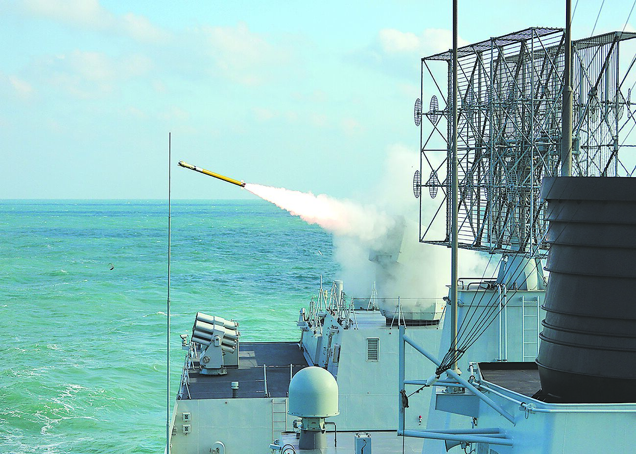 中國、伊朗、俄羅斯海軍10日舉行「安全紐帶-2025」聯合演習。圖為中俄2022年舉行的「海上聯合-2022」聯合演習。(新華社) image