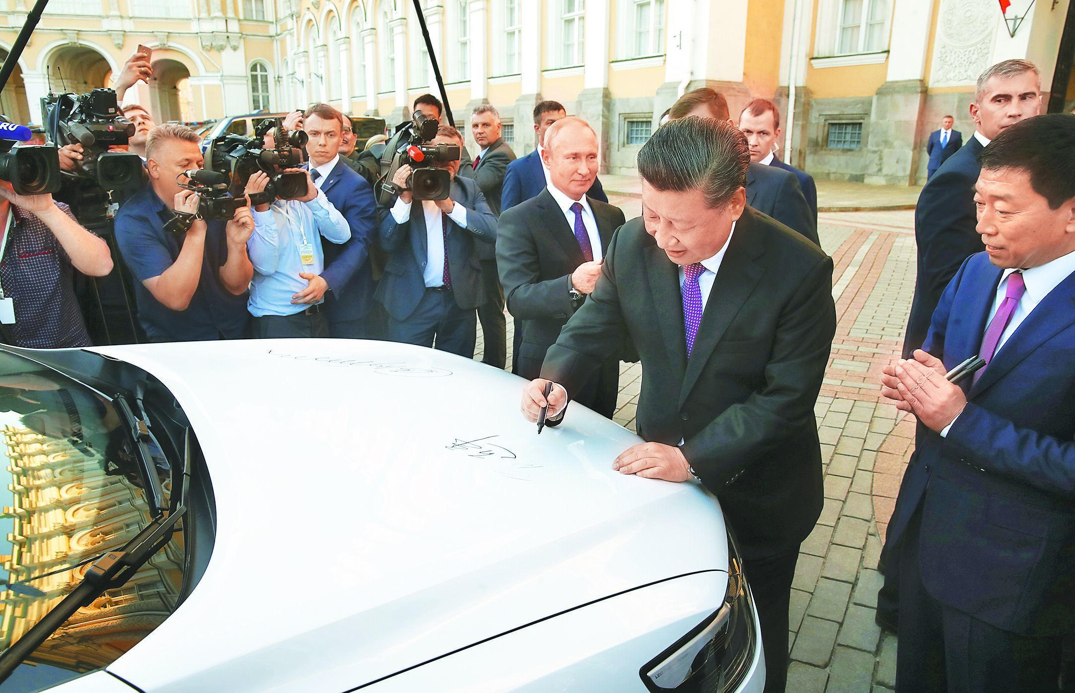 面對大陸汽車低價傾銷與高市占率,俄羅斯1月將類似關稅的汽車「回收費」提高至約7500美元,收費較去年9月上漲超過兩倍。圖為大陸國家主席習近平2019年6月在莫斯科同俄羅斯總統普丁參觀長城汽車圖拉州工廠下線汽車展。(中新社) image
