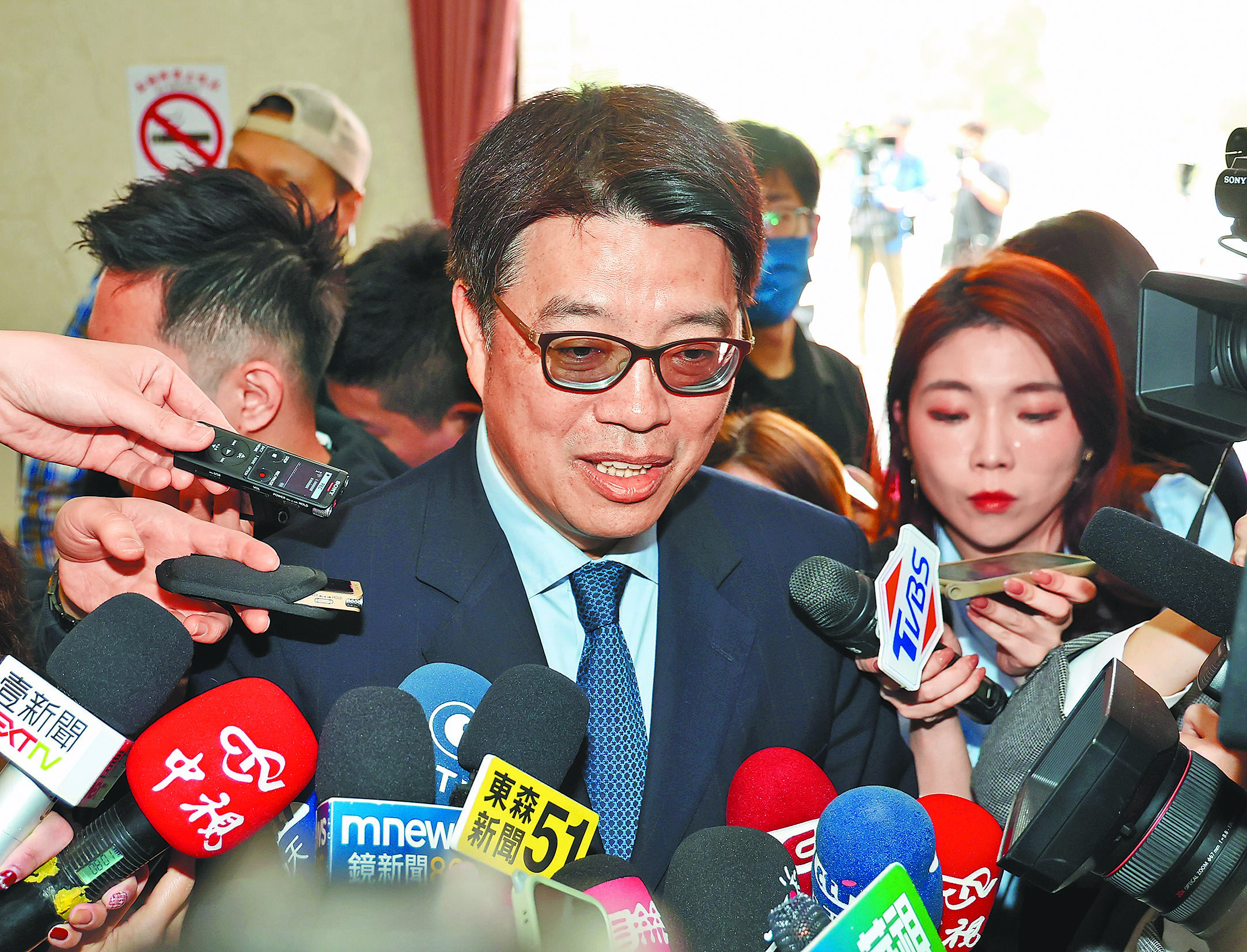 陸委會主委邱垂正11日在立法院受訪,回應近日關於公務人員領取大陸居住證需具結的爭議。(姚志平攝) image