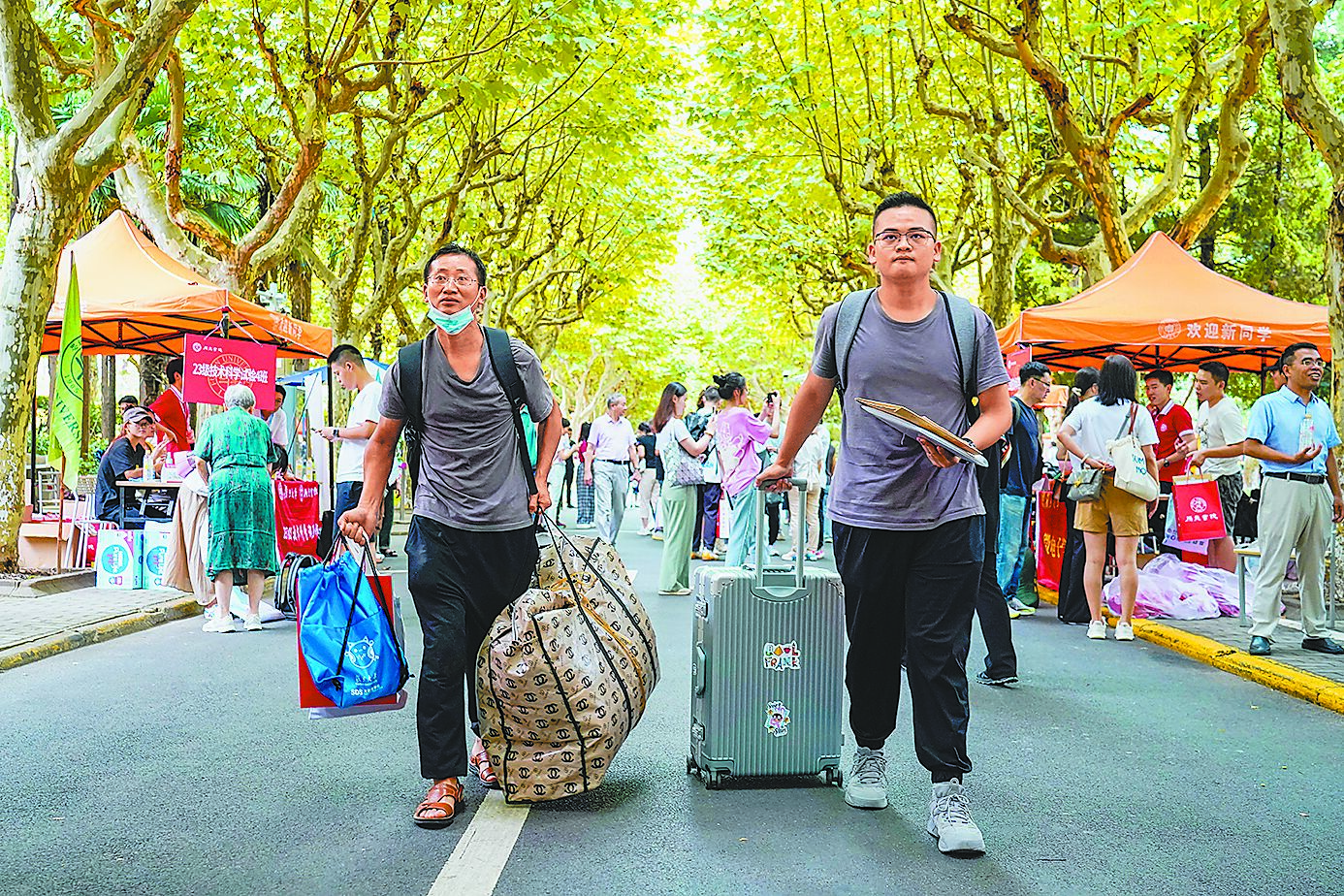 大陸重點培養AI人才,上海復旦大學文科招生比例近腰斬。圖為復旦大學新生在家長陪伴下報到入學。(新華社) image