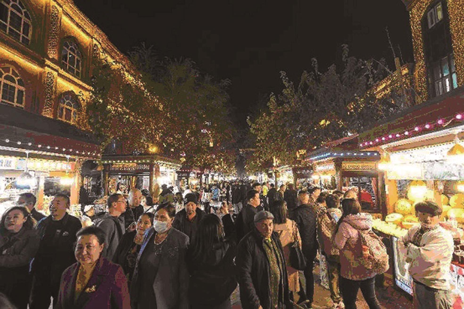 這條1.5公里的喀什「汗巴札」,有500多攤新疆美食和維族烤串小哥唱舞,色香味齊全。(林洛安攝) 這條1.5公里的喀什「汗巴札」,有500多攤新疆美食和維族烤串小哥唱舞,色香味齊全。(林洛安攝)