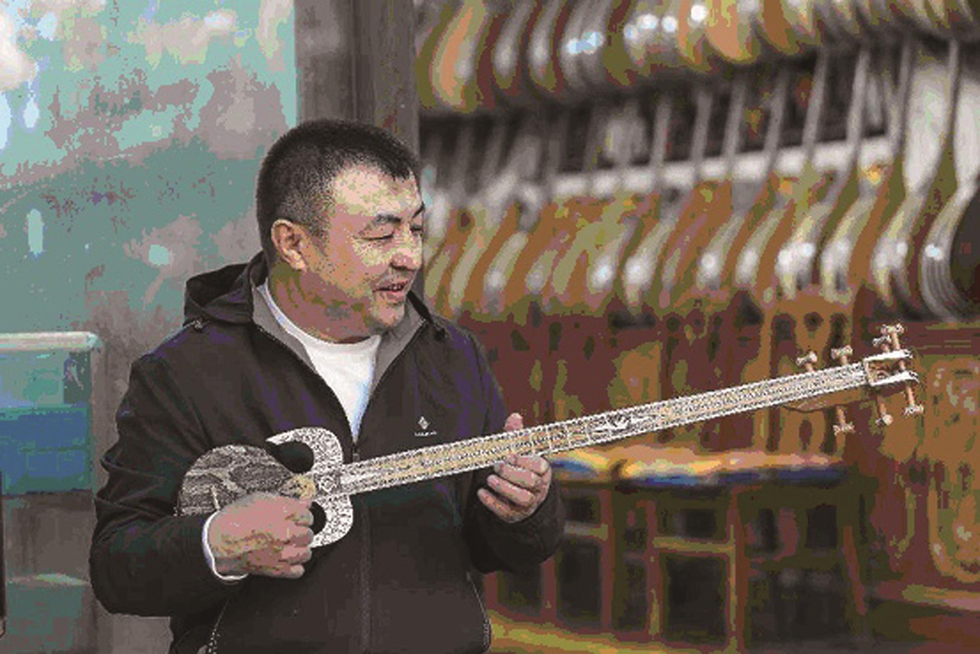 麥麥提依明14歲就跟著父親學樂器製作,他接掌的「維吾爾族樂器店」提供十多個民族的樂器。(林洛安攝) 麥麥提依明14歲就跟著父親學樂器製作,他接掌的「維吾爾族樂器店」提供十多個民族的樂器。(林洛安攝)