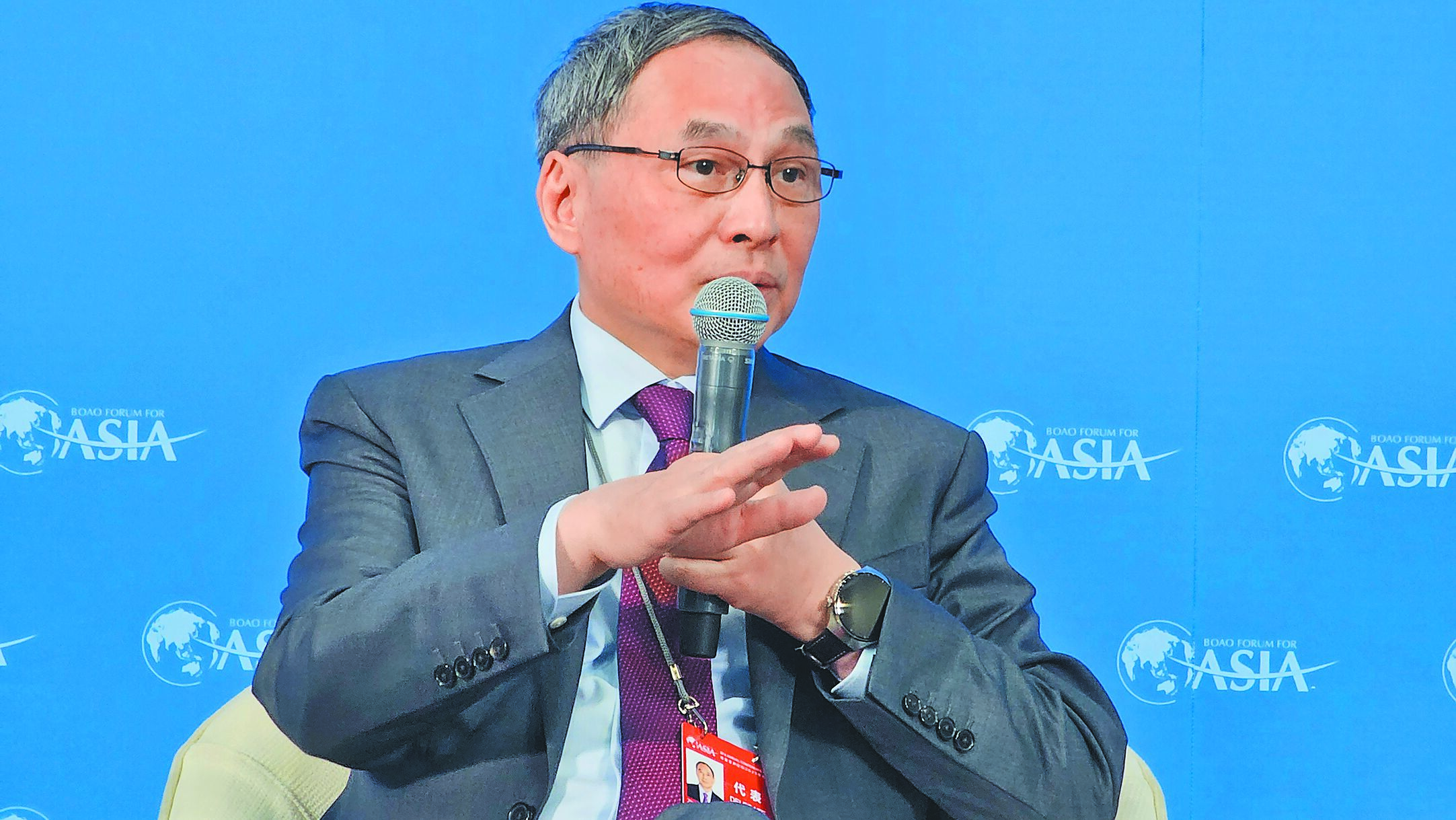 香港中文大學(深圳)公共政策學院院長鄭永年26日在博鰲亞洲論壇2025年年會受訪時表示,美國科技圍堵中國,只會讓中國更加自立自強研發。(藍孝威攝) image