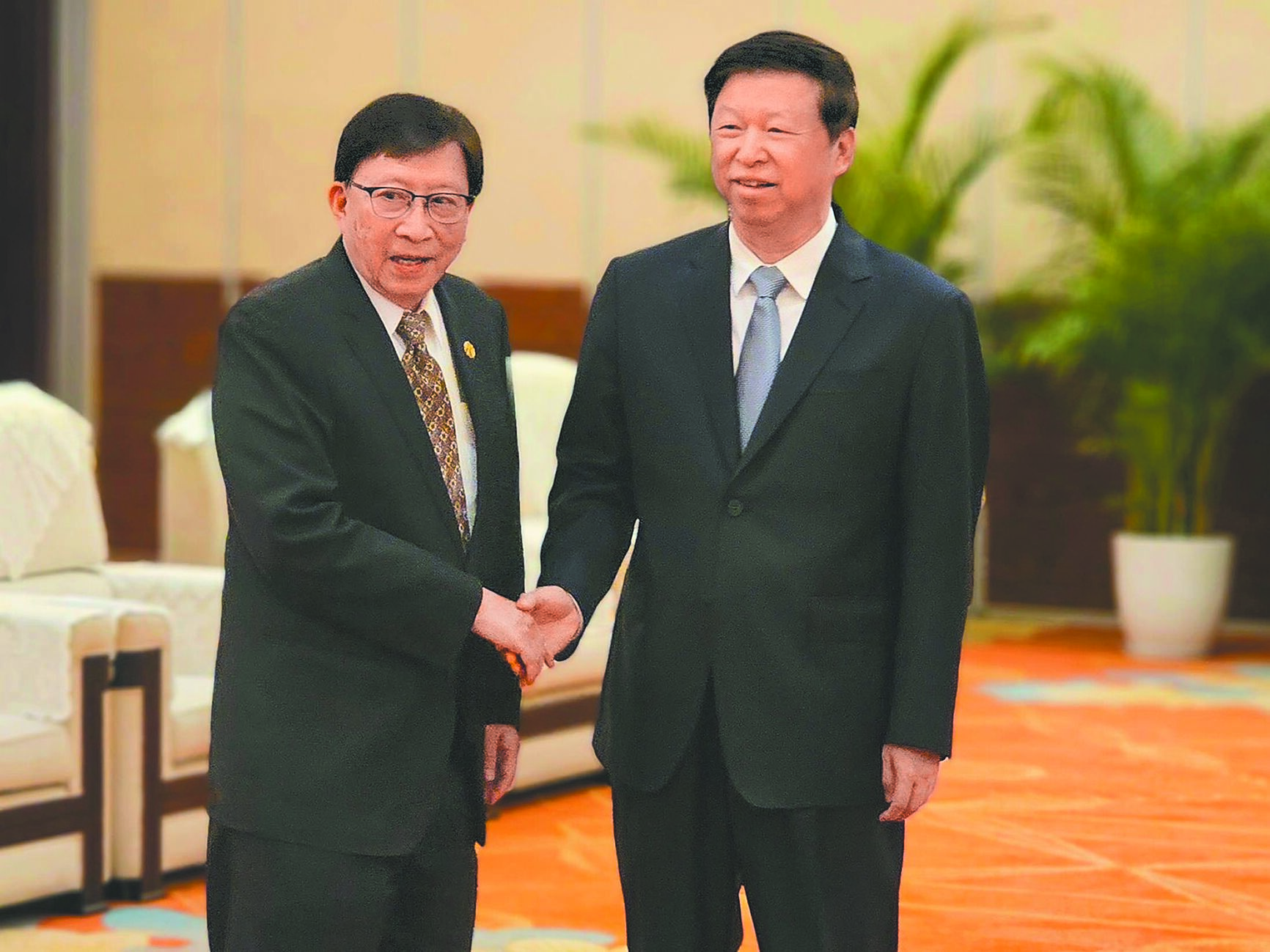 大陸國台辦主任宋濤(右)21日會見兩岸企業家峰會台灣方面理事長劉兆玄時表示,大陸有底氣戰勝各種風險挑戰,台商、台胞完全可依靠大陸,書寫互利共贏。(藍孝威攝) image