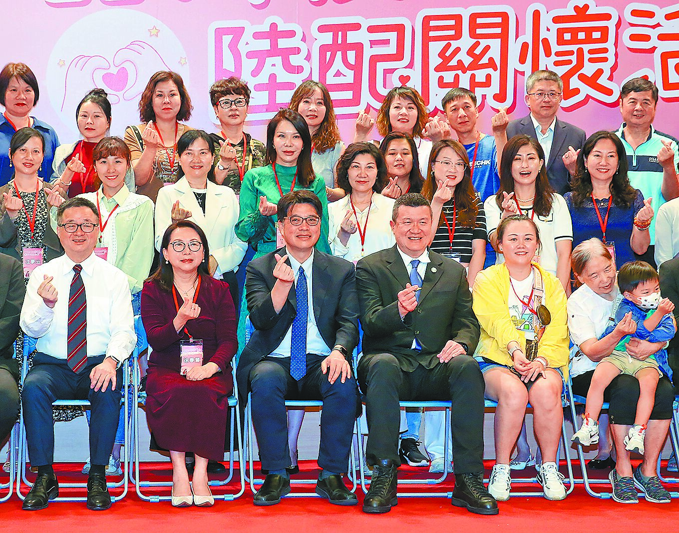 陸委會及海基會2日共同舉辦母親節陸配關懷活動,海基會祕書長羅文嘉(前左起)、陸配徐春鶯、陸委會主委邱垂正、內政部次長馬士元與其他陸配及家屬合影。(范揚光攝) image