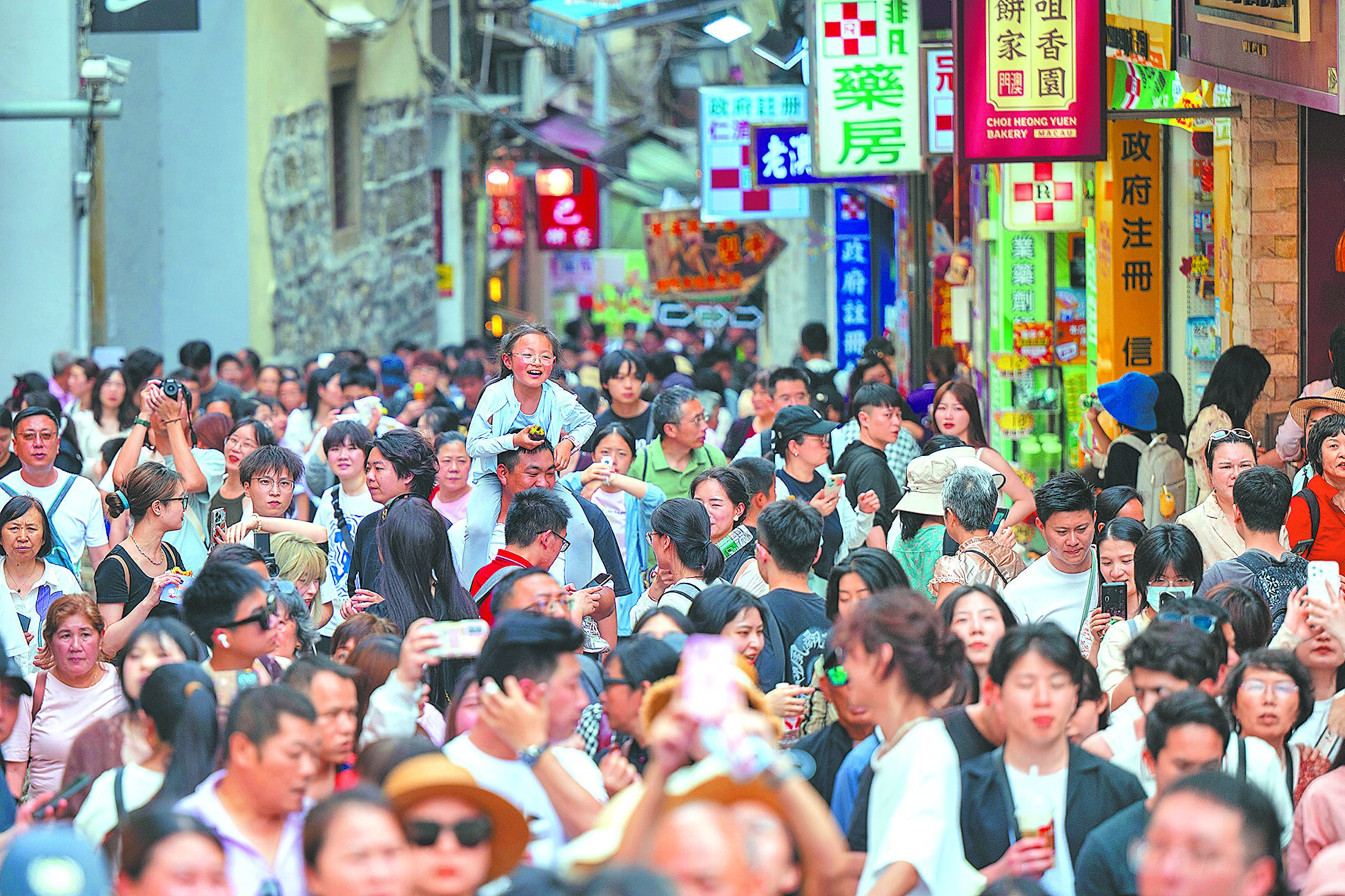 大陸五一假期,各地景區人山人海的同時,也帶動消費市場持續升溫。(新華社) image