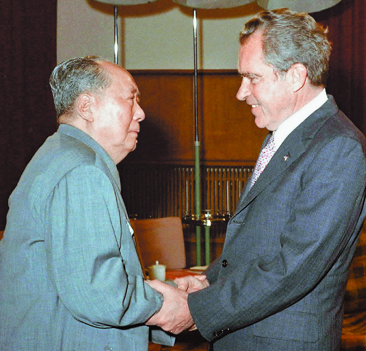 川普稱已故美國前總統尼克森與中國接觸、建立關係的政策,是尼克森所做過「最糟的事」。圖為1972年2月,大陸國家主席毛澤東在中南海會見尼克森。(新華社) image