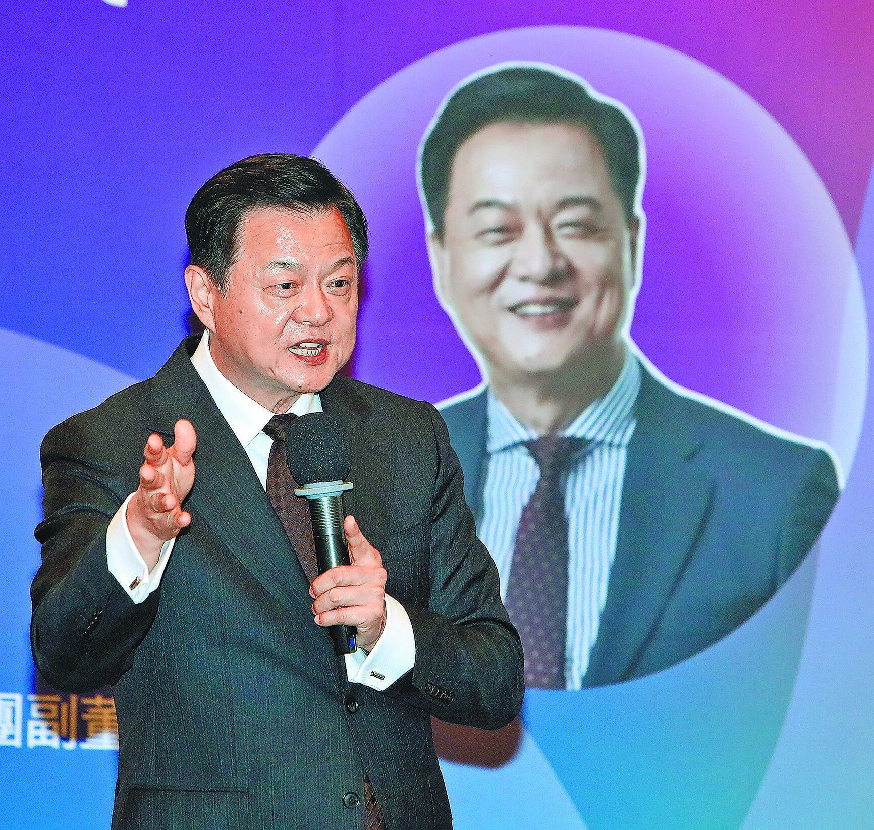 清華大學台灣校友會7日舉行「中美博弈下台灣何去何從」座談會,受邀的旺旺集團副董事長周錫瑋提出精闢的分析及見解。(劉宗龍攝) image