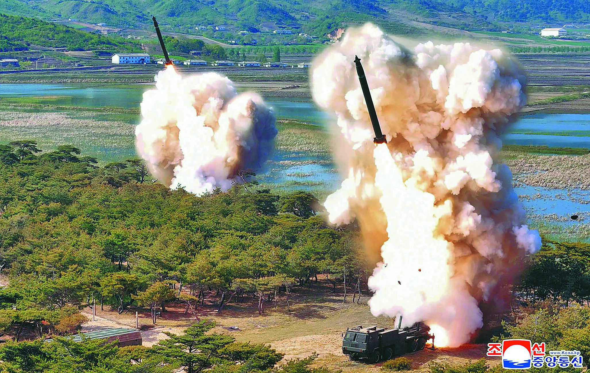 北韓領導人金正恩8日指導軍隊聯合打擊演練,成功發射「火星-11號」彈道飛彈。(美聯社) image