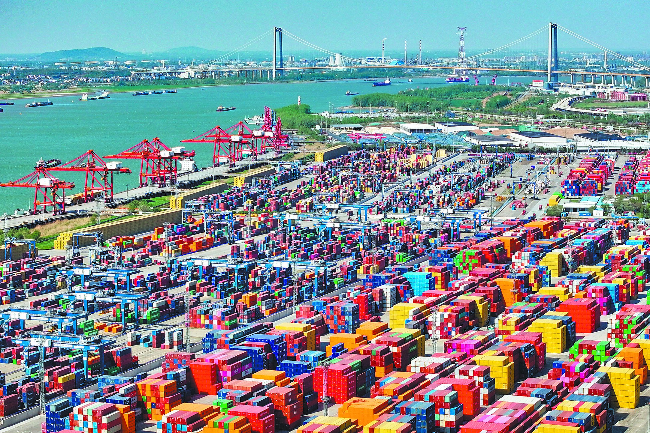 大陸海關總署9日公布最新數據顯示,4月大陸貨物貿易進出口總值3.84兆元人民幣,同比增長5.6%。圖為江蘇南京龍潭港貨櫃碼頭。(中新社) image