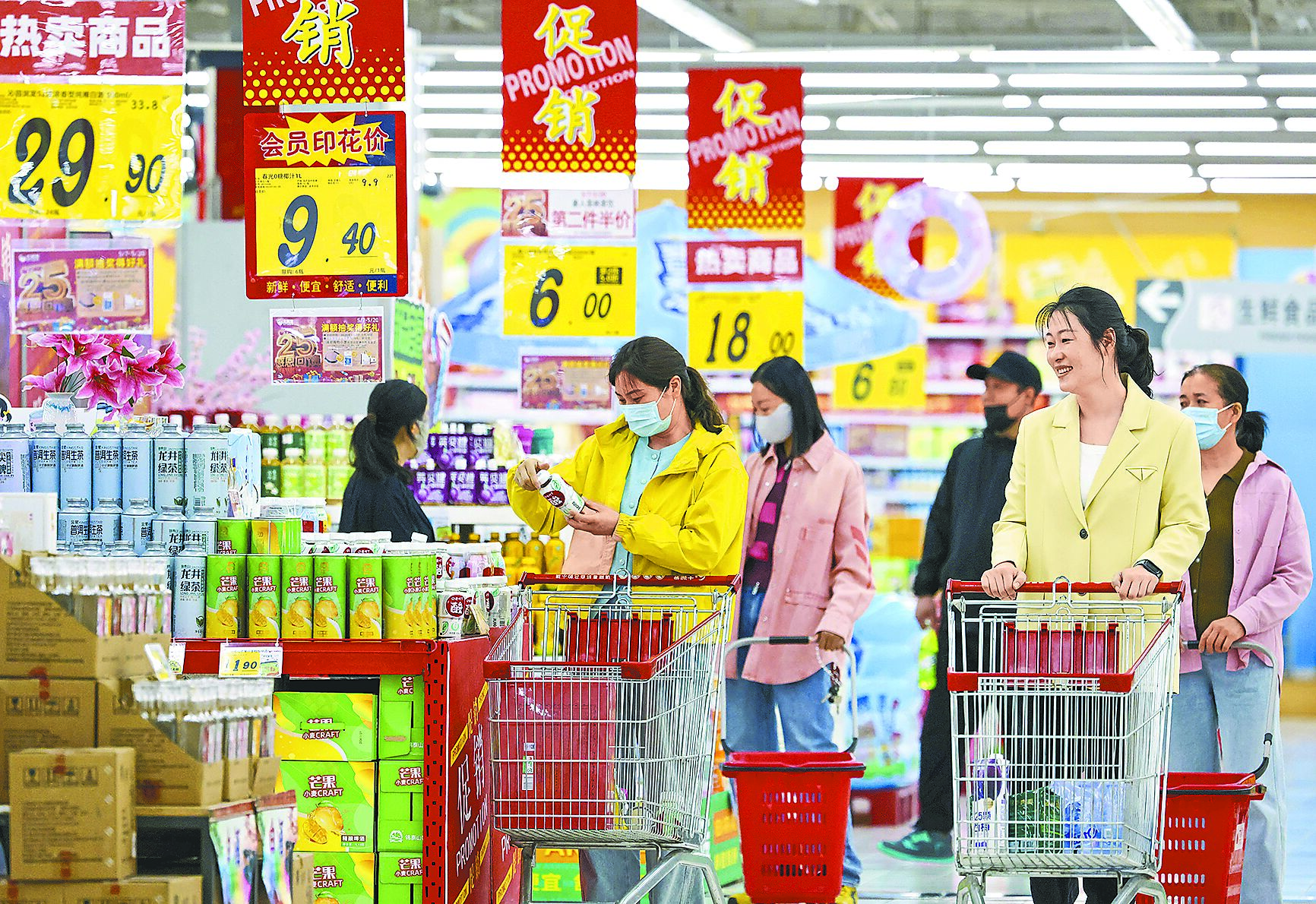 大陸國家統計局10日公告,4月消費者物價指數年減幅0.1%,減幅與上月持平。圖為山東省棗莊市一家超市。(新華社) image