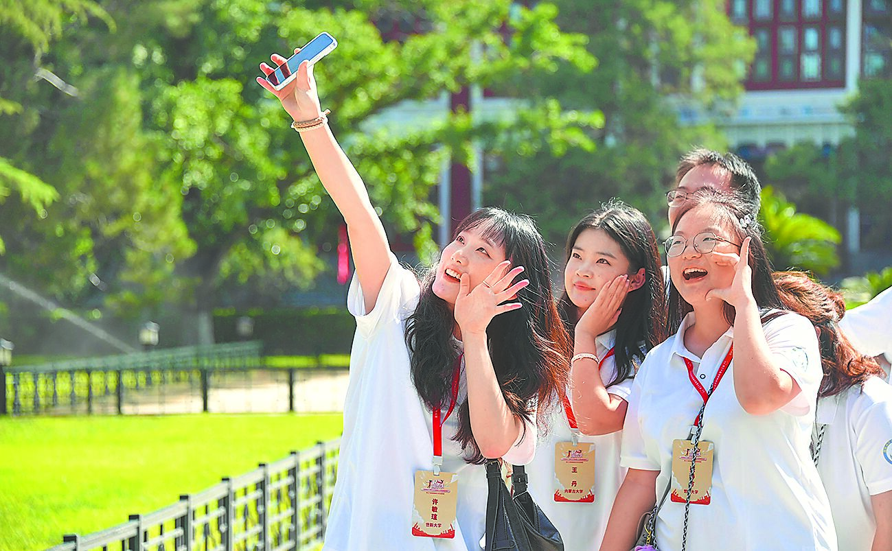 學者表示,少子化,私校生存就已經很困難,如今「賴17條這個大帽子又扣下來」,「想想看私校已經倒了多少間?」圖為第三十屆海峽兩岸大學生新聞營的師生們參觀北京大學。(新華社) image
