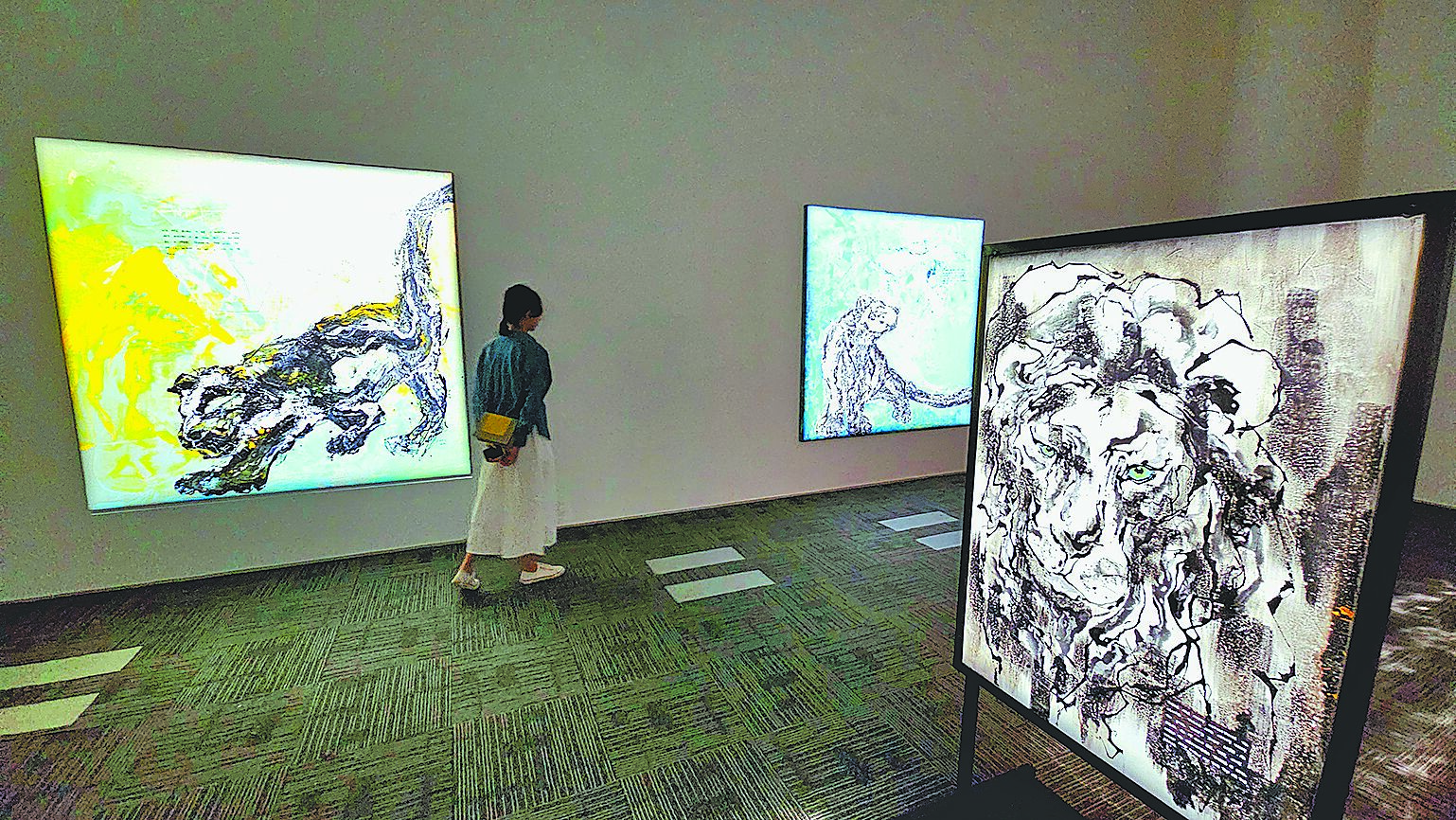 「蔣家第四代」近年在大陸持續發展,橙果設計創辦人蔣友柏17日就在北京舉辦首次美術館個展,融合東西方文化吸引年輕人前來參觀。(吳泓勳攝) image