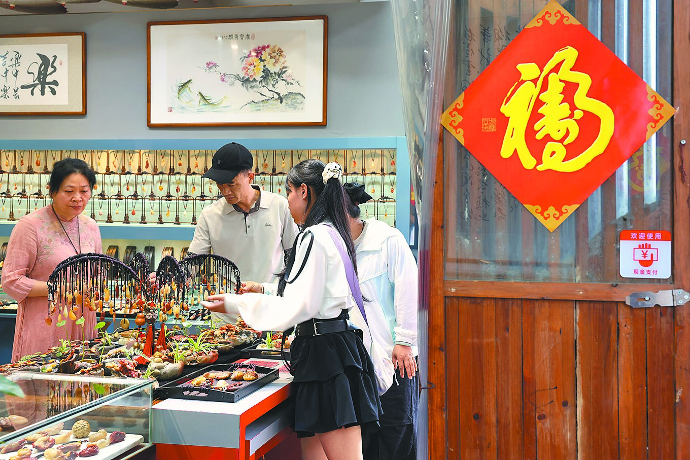 大陸4月社會消費增速放緩,大陸國家統計局新聞發言人付凌暉喊話,消費潛力還需進一步增強。(新華社) image