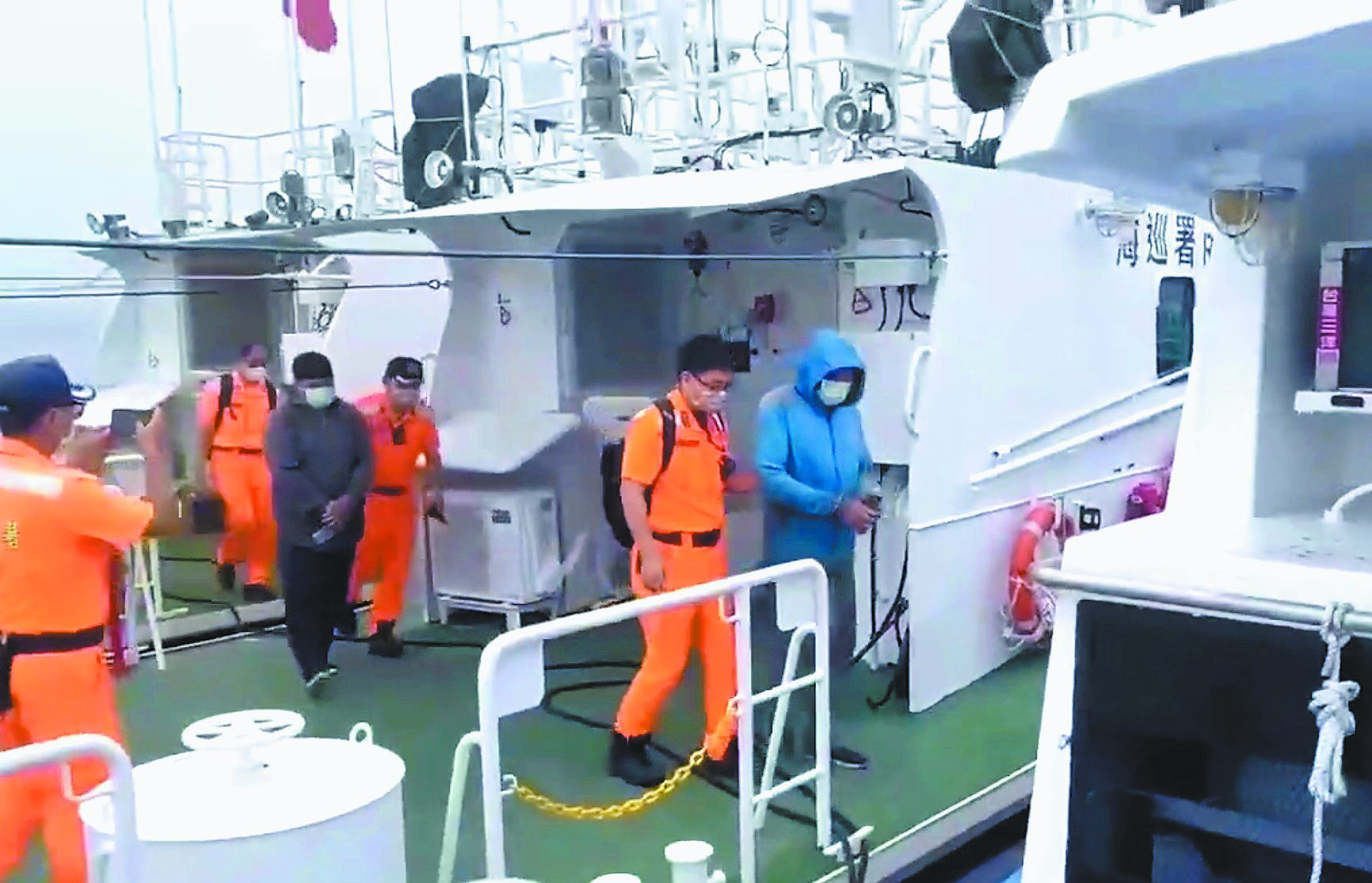 金門烈嶼西南方二膽島海域,20日清晨有2名大陸人士從小型舢舨施放保麗龍浮板,企圖偷渡上島,遭海巡守望哨以紅外線熱影像系統偵獲展開圍捕後帶回偵訊。(海巡署提供/于家麒金門傳真) image