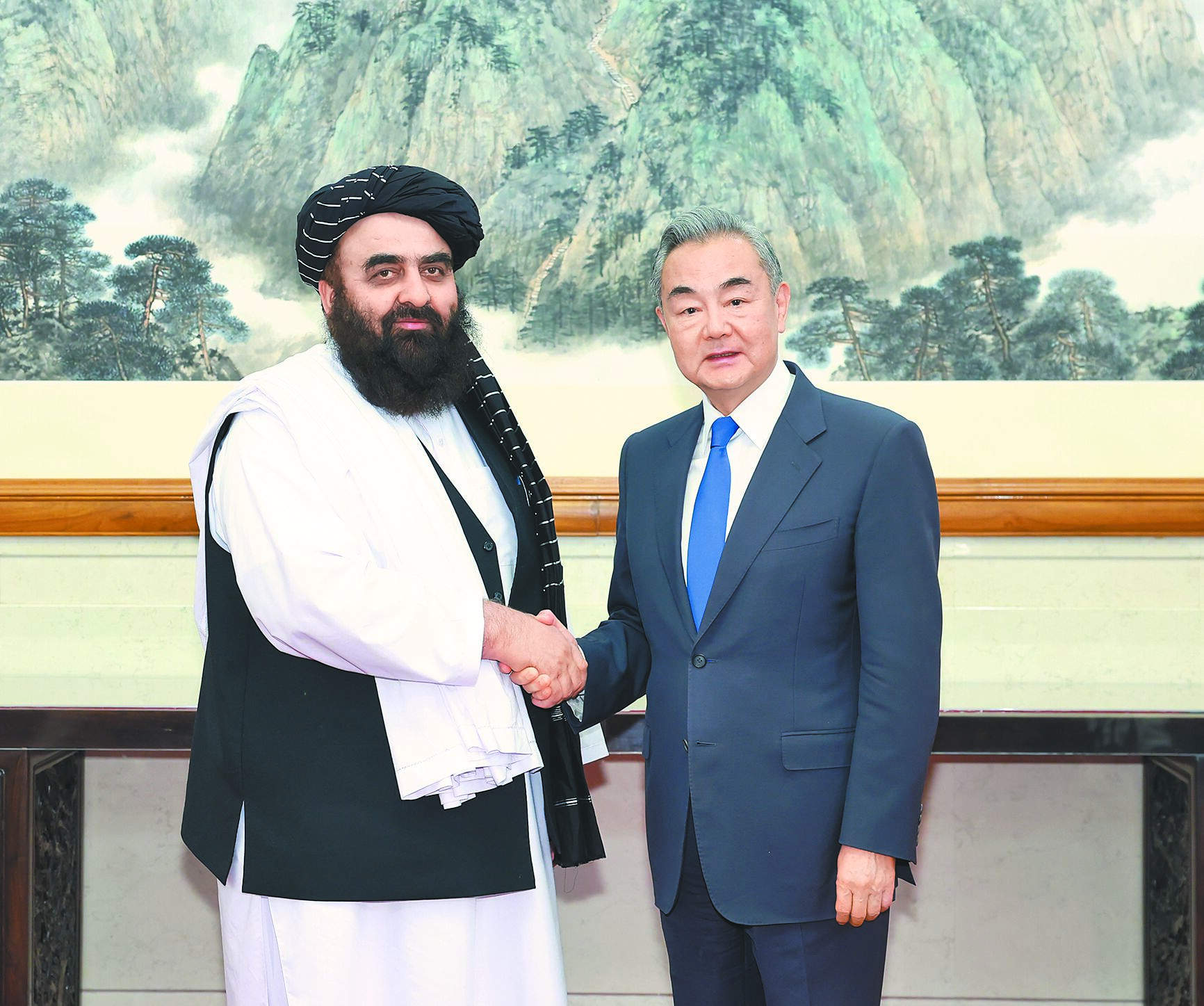 大陸外交部21日宣布,將於28日至29日在福建廈門召開第三次「中國—太平洋島國外長會」。圖為大陸外交部長王毅(右)21日在北京會見阿富汗代理外長穆塔基。(新華社) image