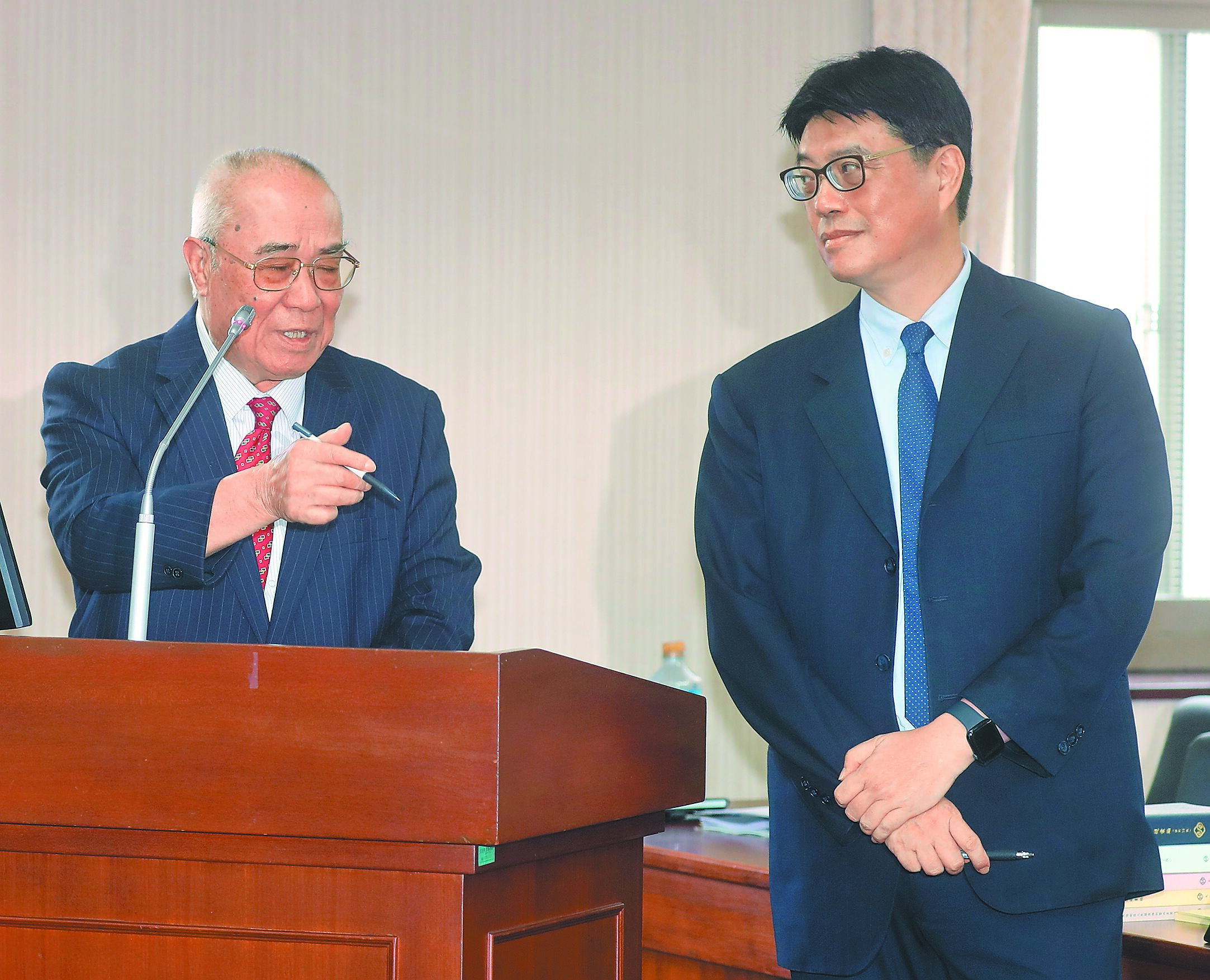 海基會董事長吳豊山(左)21日在立法院進行業務報告時,稱「兩岸對話管道中斷,但傳話管道暢通」;陸委會主委邱垂正(右)表示,兩岸間私下傳話管道「截至目前沒有官方授權」。(陳君瑋攝) image