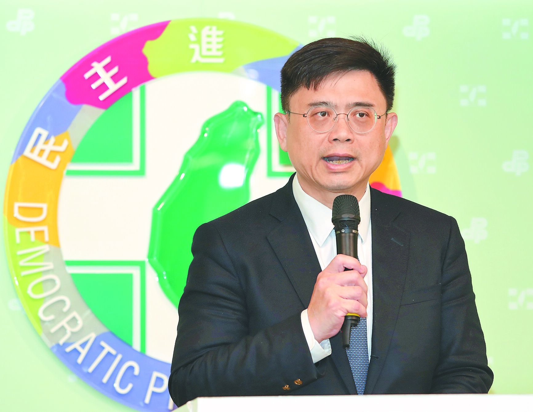 民進黨針對4月陸續爆發共諜案,民進黨中評會主委賴瑞隆21日表示,開除5名涉案黨工的黨籍。(王英豪攝) image