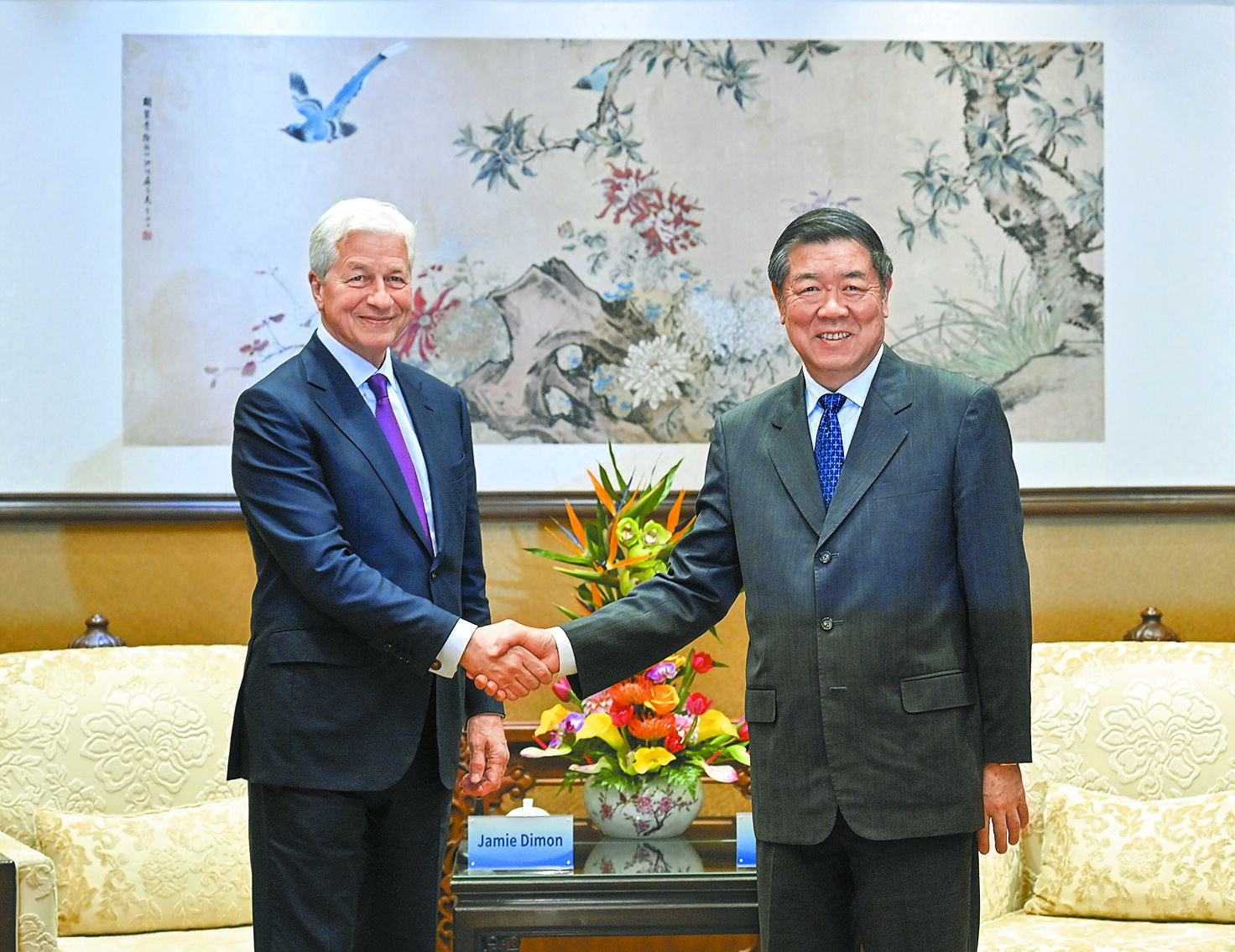 中共中央政治局委員、中國國務院副總理何立峰22日晚間在北京釣魚台國賓館會見美國摩根大通集團董事長兼執行長戴蒙。(新華社) image