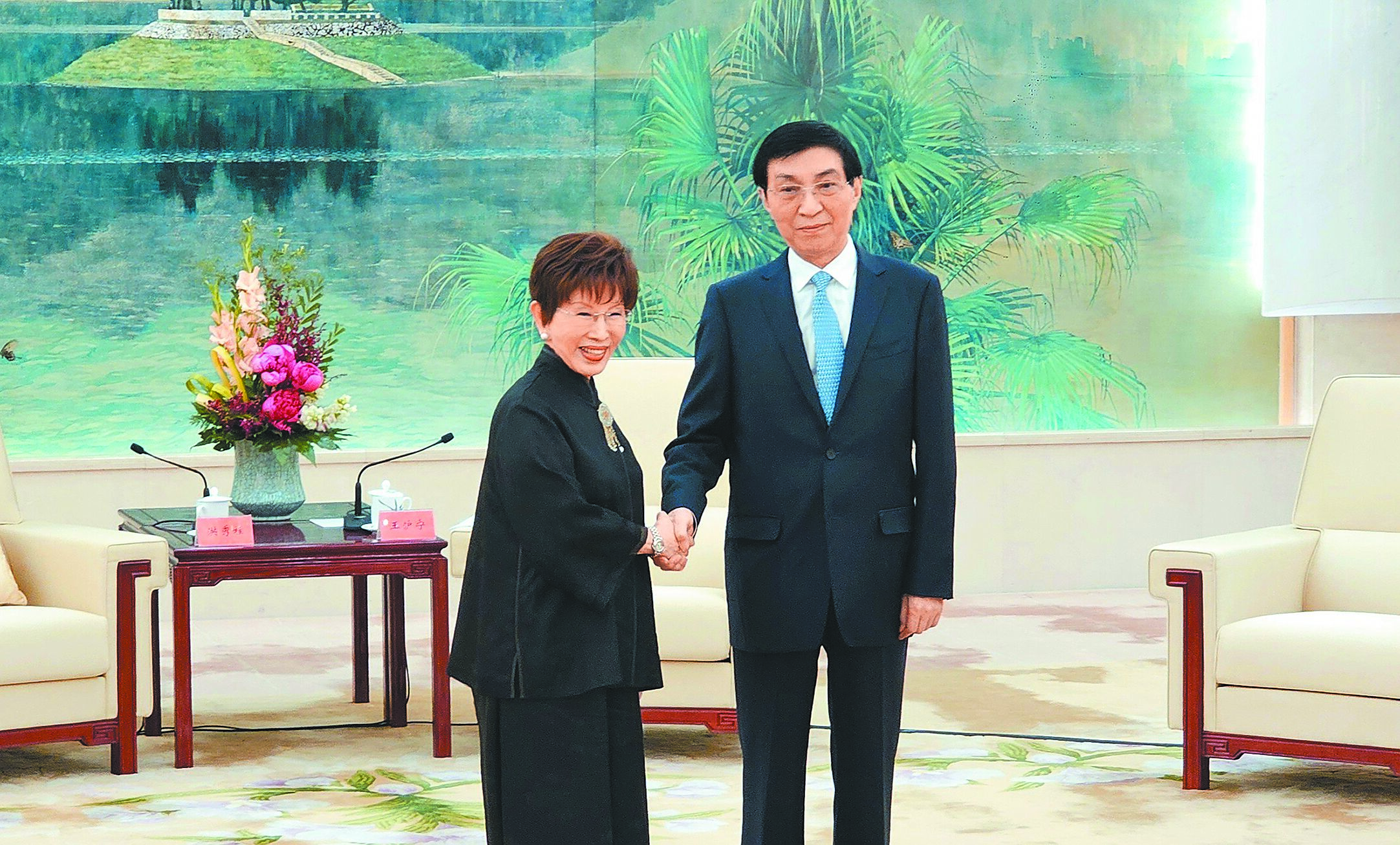 大陸全國政協主席王滬寧(右)27日在北京人民大會堂會見國民黨前主席洪秀柱(左)及到北京參加文化峰會、媒體人峰會的代表。(吳泓勳攝) image