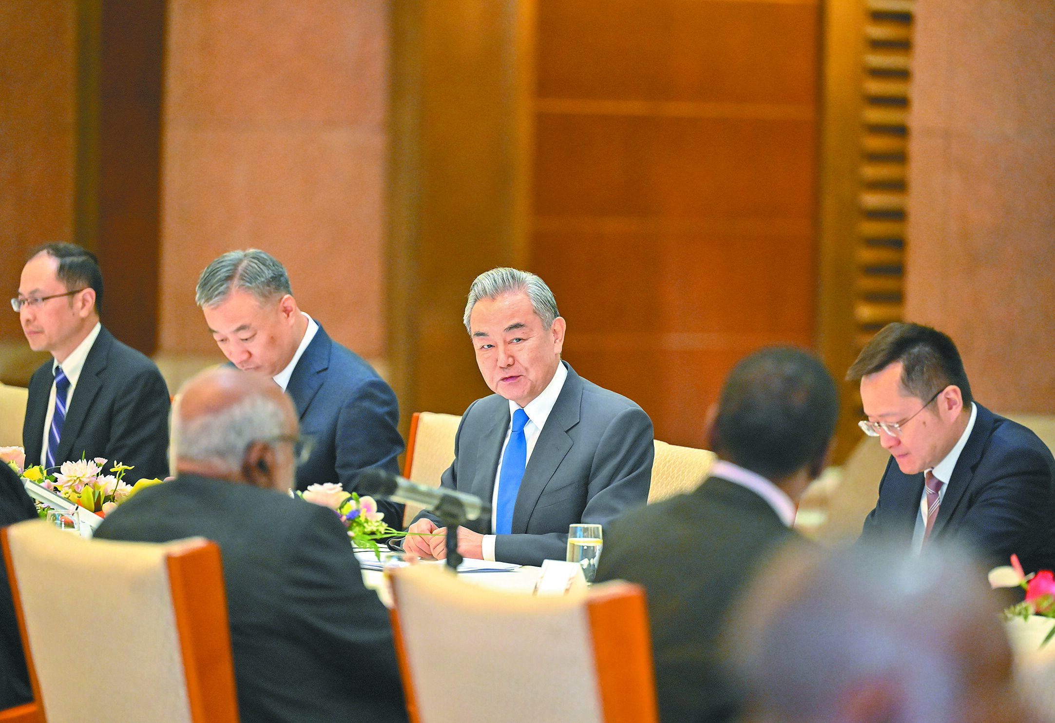 中共中央政治局委員、大陸外交部長王毅26日在北京集體會見非洲國家駐華使節並共同慶祝「非洲日」。(新華社) image