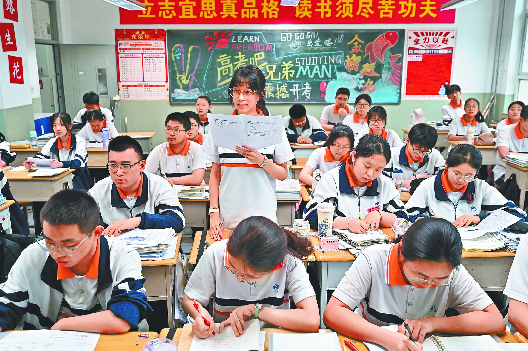大陸教育部28日公布,2025年全大陸大學入學考試報名人數1335萬人,較去年減少7萬人,打破8年來報考人數持續增加的趨勢。圖為山西太原的高三學生備考。(中新社) image