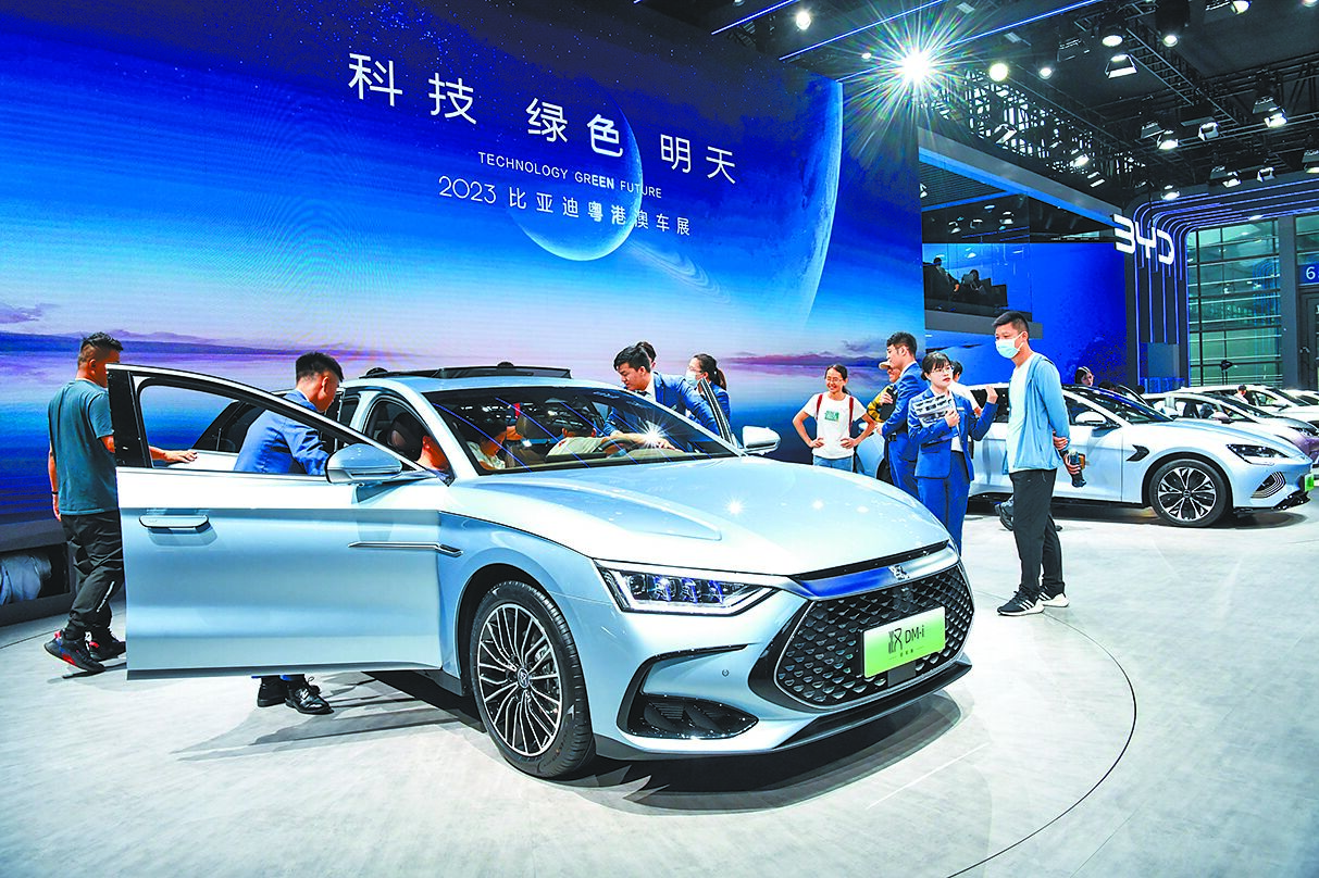 大陸汽車行業為了衝銷量,也為了清庫存,出現「零公里二手車」的畸形銷售現象。圖為2023粵港澳大灣區車展比亞迪展區。(新華社) image