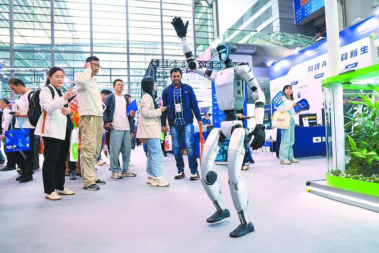 廣東省人工智慧與機器人產業聯盟6日正式成立。圖為4月中國電子信息博覽會展示人形機器人。(新華社) image