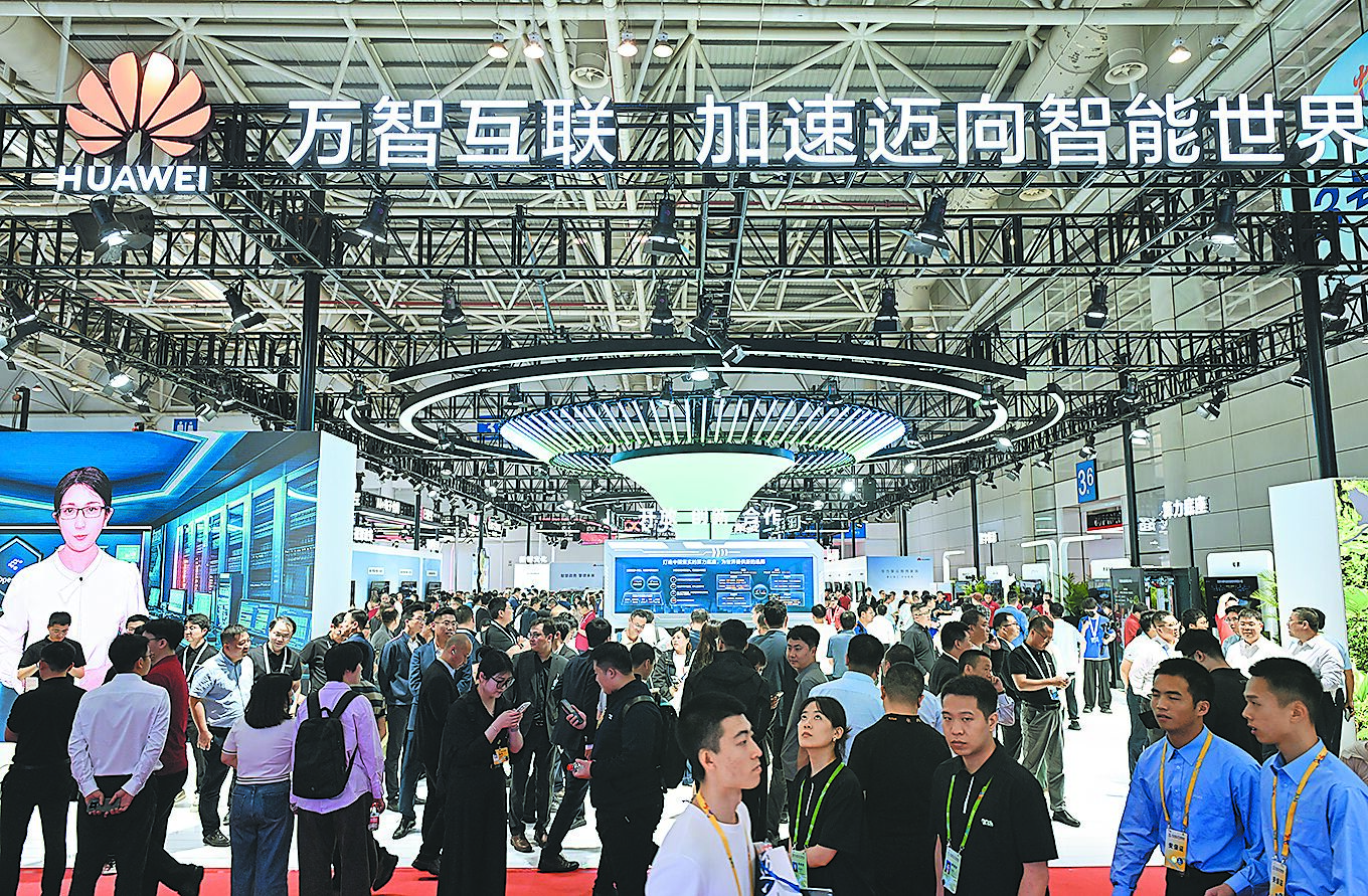 輝達首席科學家表示,美國AI禁令逼走大量人才,現在都在幫華為寫程式。圖為4月登場的數字中國建設峰會華為展區。(中新社) image