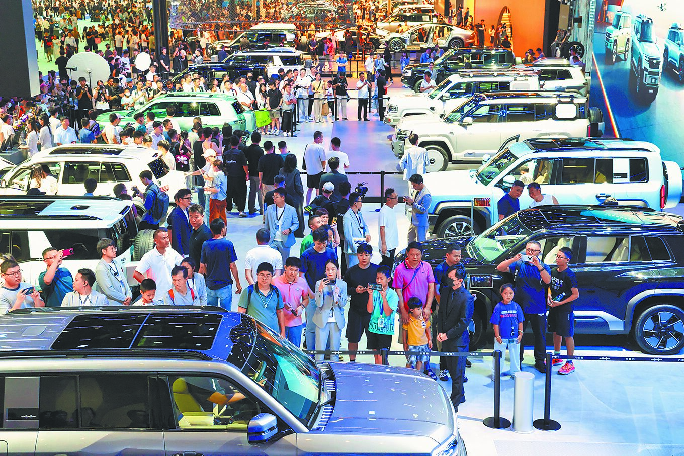 大陸新能源車龍頭比亞迪(BYD)5月下旬宣布旗下22款純電動汽車(EV)降價,至今股價已下跌1成多。圖為比亞迪在粵港澳大灣區車展的展區。(新華社) image