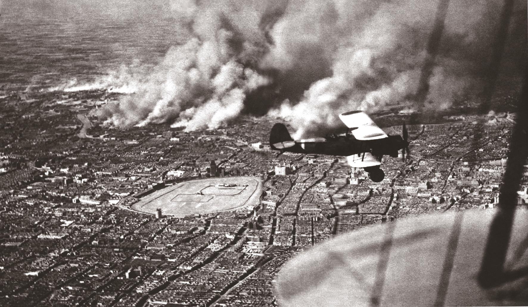 八年對日抗戰,首都南京於1937年12月17日淪陷,圖為日本軍機轟炸南京。(摘自網路) image