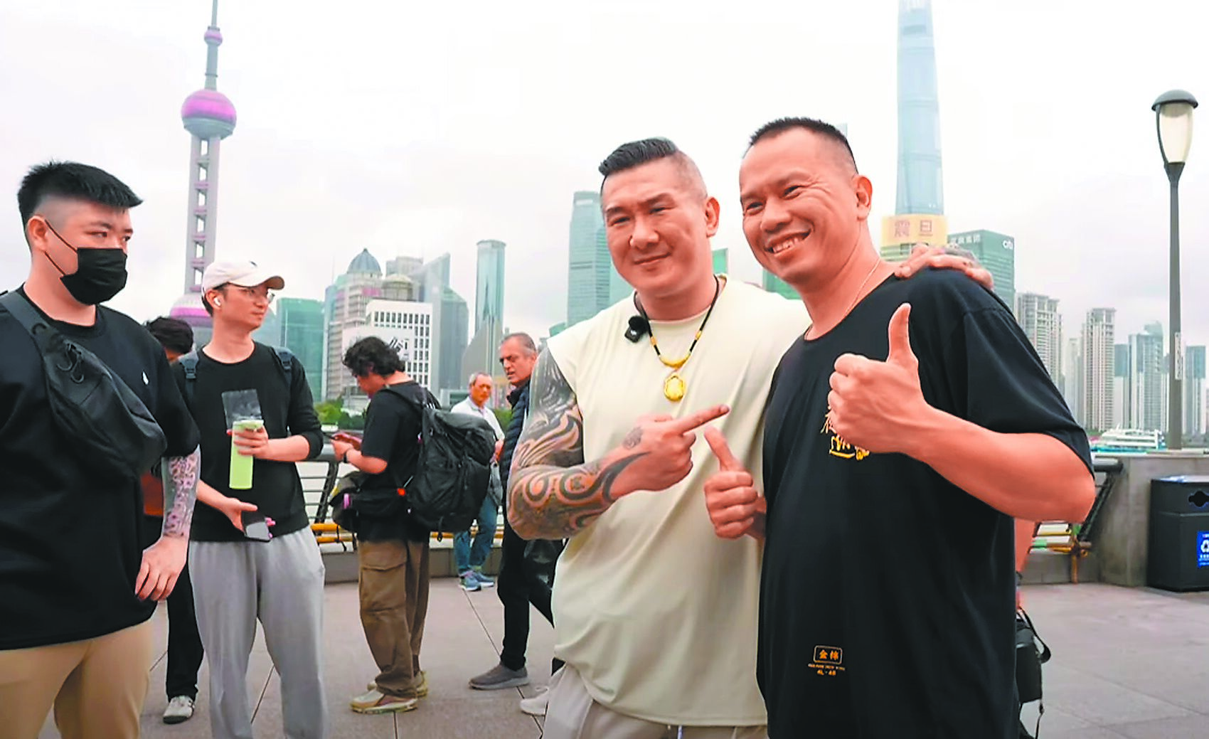 網紅「館長」陳之漢11日逛上海外灘,沿路熱情粉絲不斷前來合影。(摘自館長直播《漢我遊上海》) image