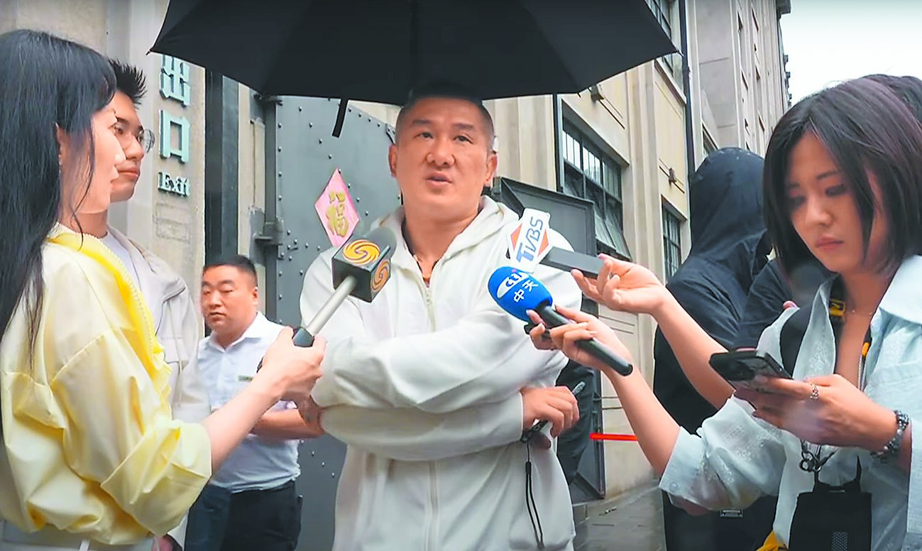 網紅館長陳之漢總結上海行表示,「兩岸可以爭執、可以吵架,但兄弟打架還是兄弟」。圖為陳之漢13日參訪四行倉庫。(摘自館長直播《漢我遊上海》DAY 4) image