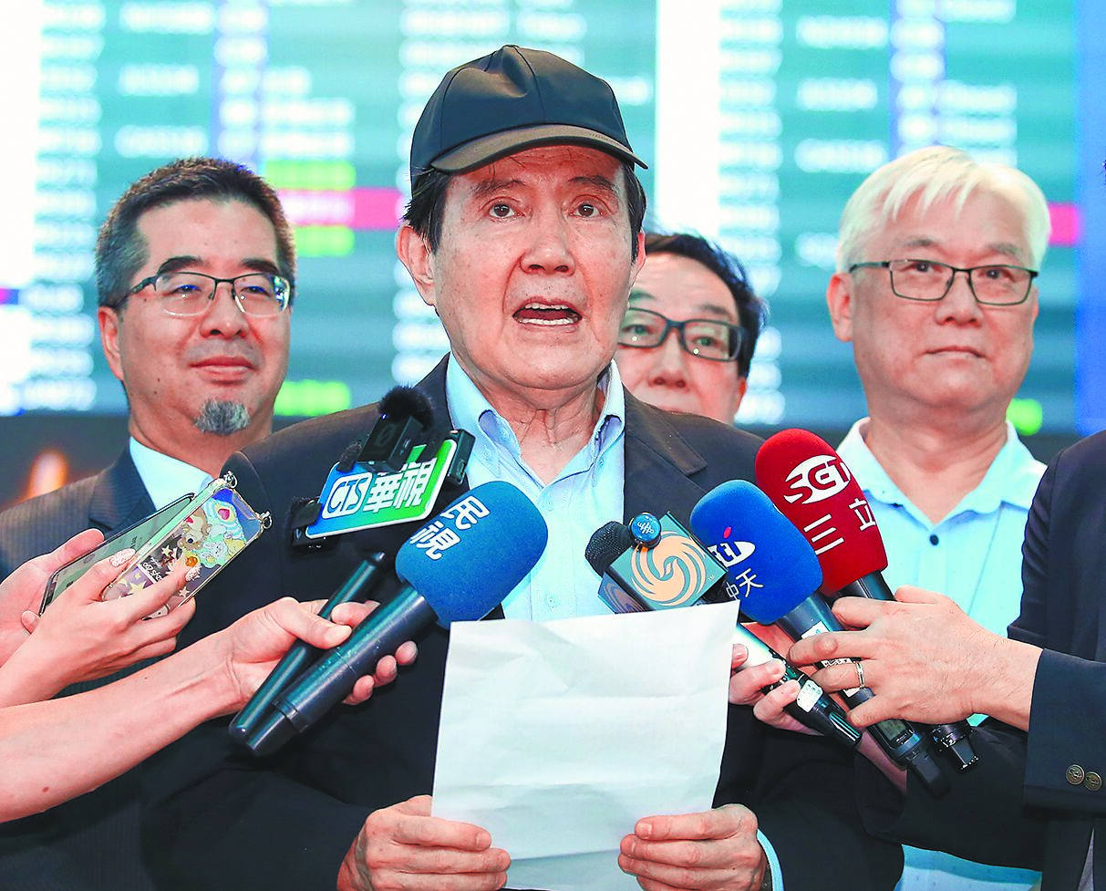 前總統馬英九14日率團前往大陸訪問交流,他行前在桃園機場發表簡短談話表示,希望藉由面對面的互動,促進兩岸民間更密切交流。(范揚光攝) image