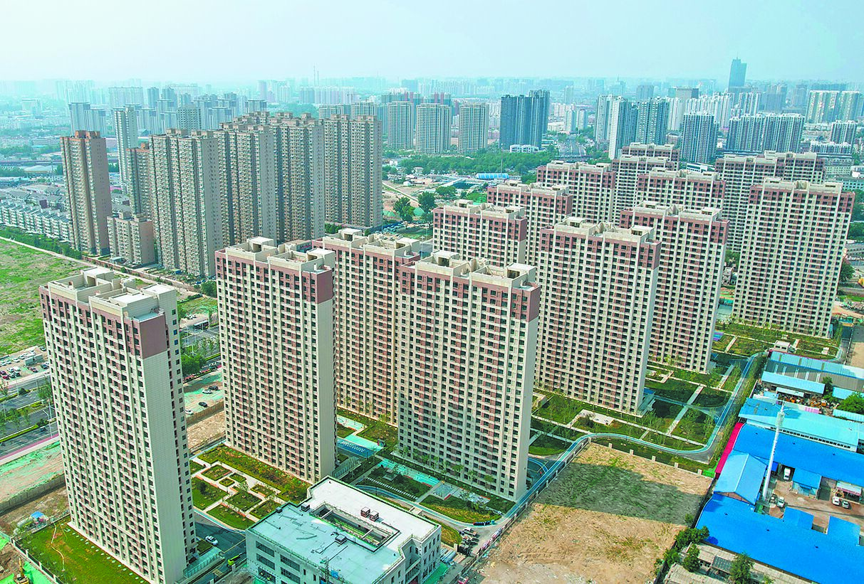 高盛最新報告預測,2025至2030年間,大陸城市年均住房需求將進一步下滑至平均每年410萬套,較2010年代的940萬套腰斬。圖為河北保定的大規模住宅建案。(新華社) image