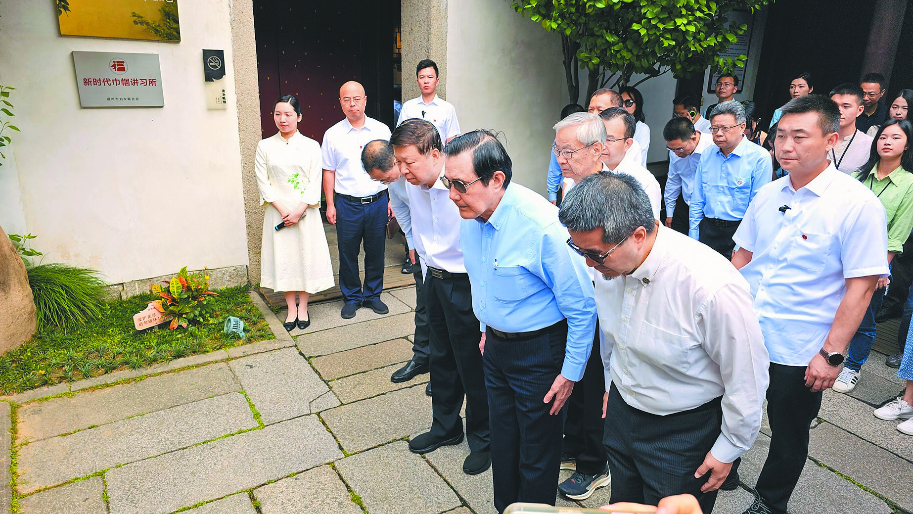前總統馬英九18日一早參訪福州市內的革命先烈林覺民故居,一進門看到銅像已神情略顯激動,並主動示意進行三鞠躬致敬。(吳泓勳攝) image