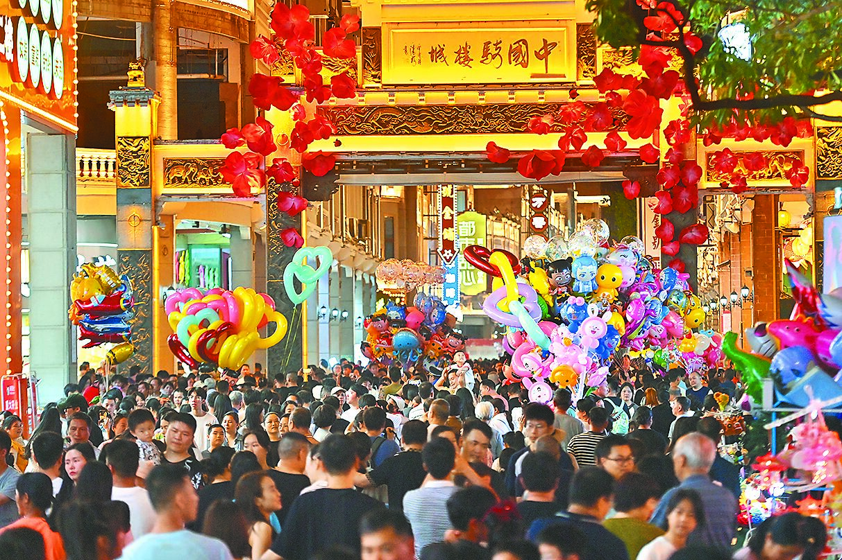 中國人民銀行等6部門發布《關於金融支持提振和擴大消費的指導意見》,提出19條重點舉措,盼支持增強消費能力。圖為廣西南寧的觀光客擠滿街道。(新華社) image
